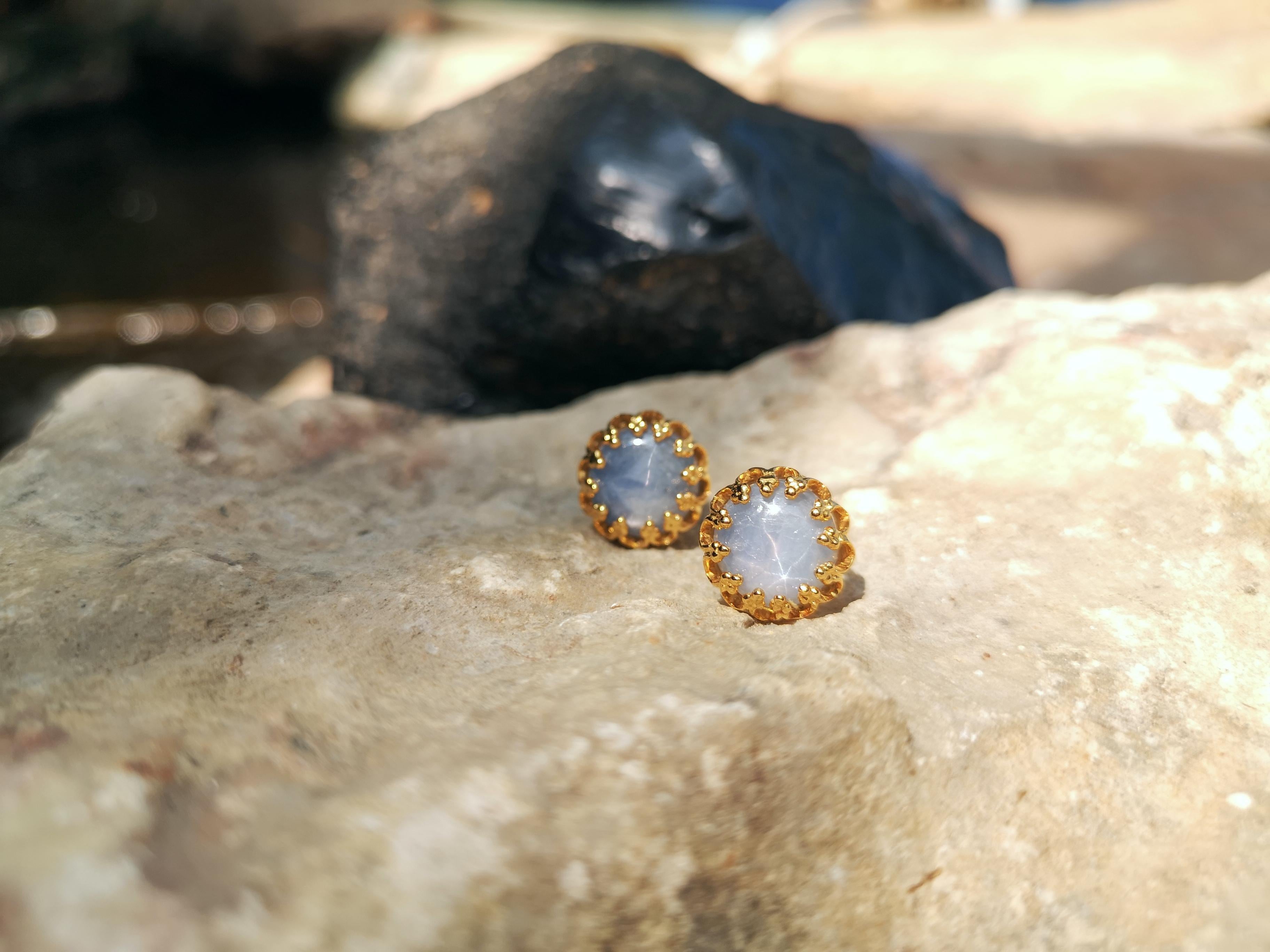 Boucles d'oreilles en saphir bleu étoilé serties dans des montures en or 18 carats en vente 1