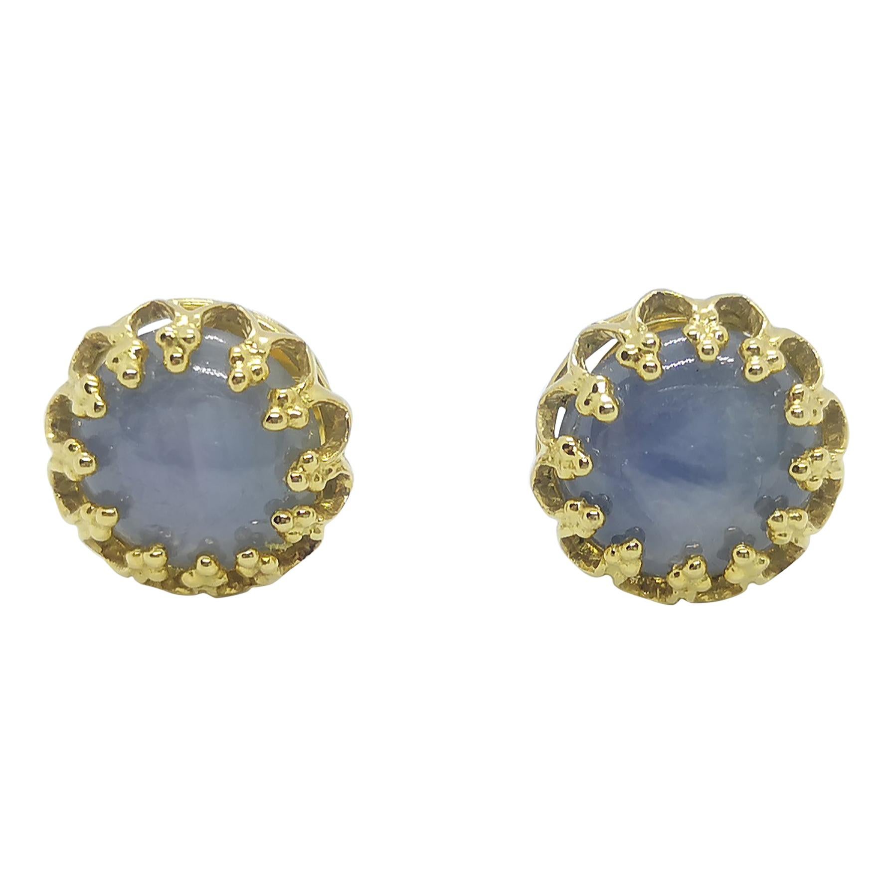 Boucles d'oreilles en saphir bleu étoilé serties dans des montures en or 18 carats