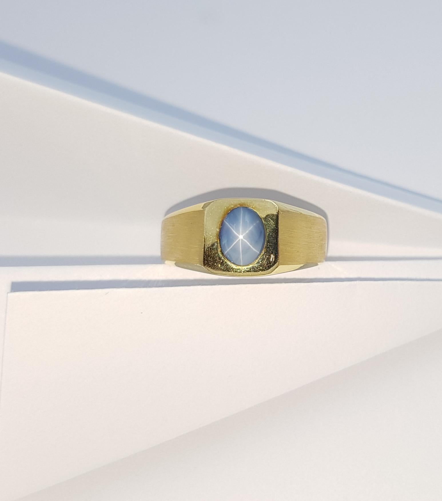 Blue Star Sapphire Ring Set in 18 Karat Gold Settings For Sale 3