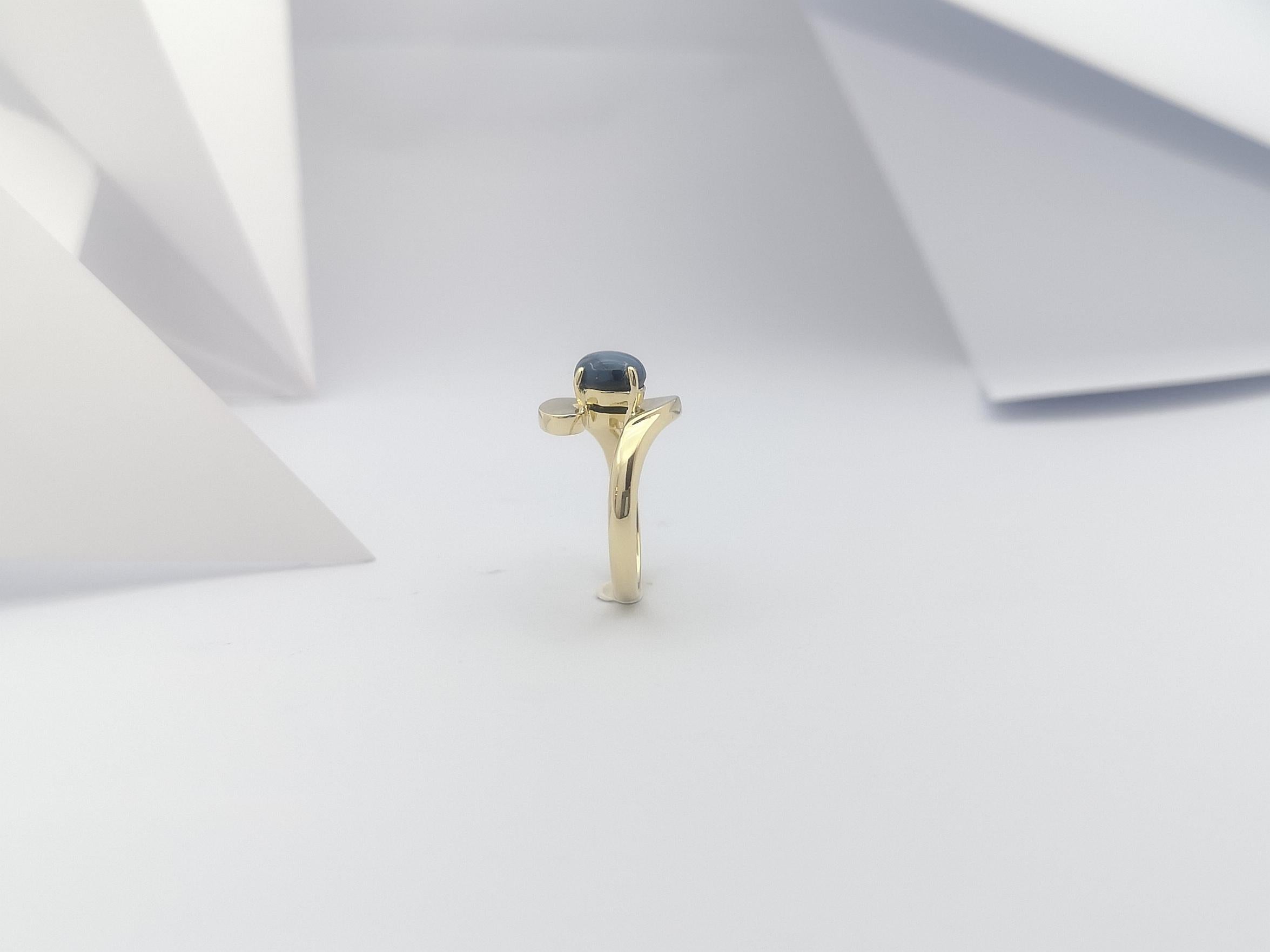 Blue Star Sapphire Ring Set in 18 Karat Gold Settings For Sale 6
