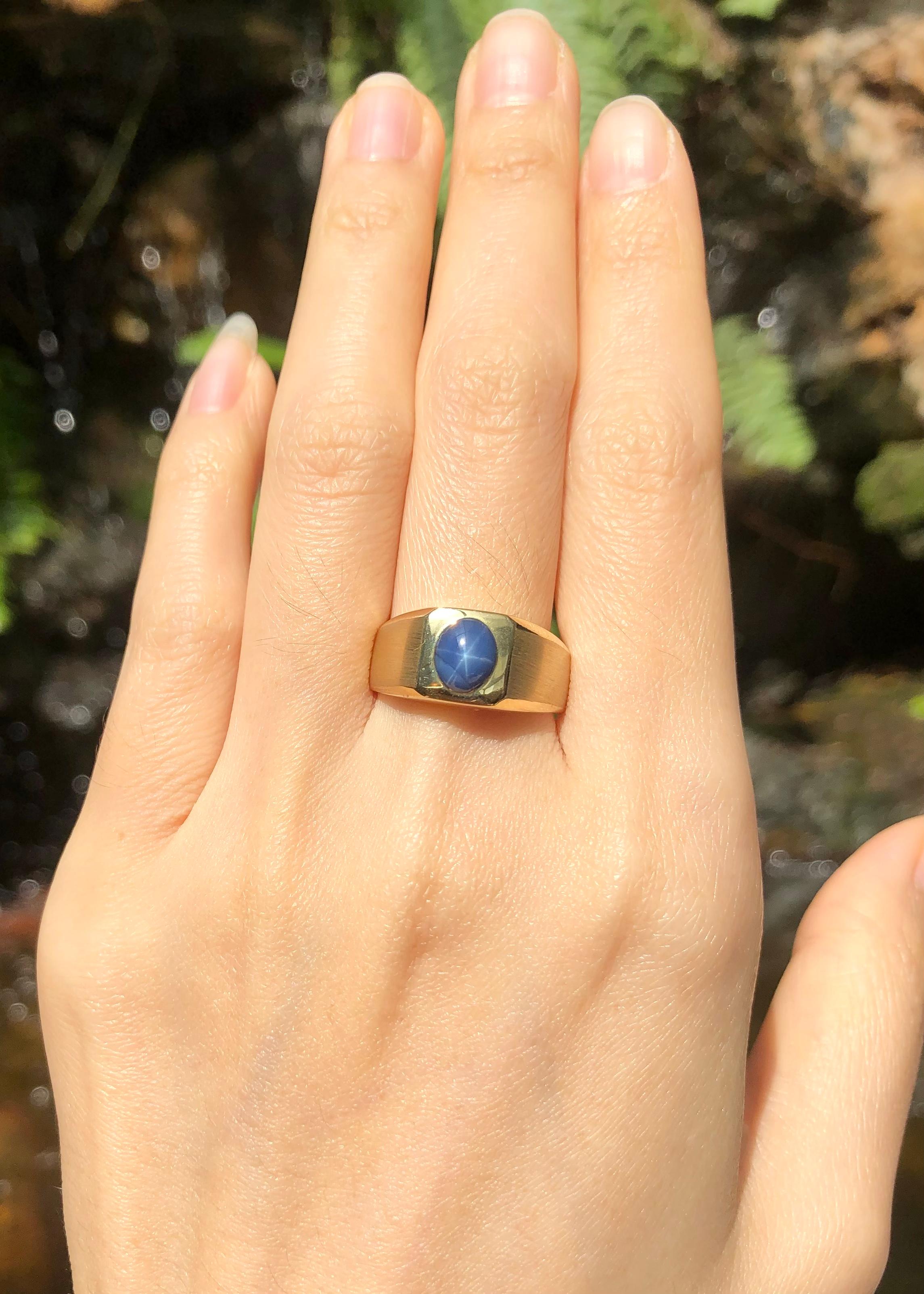 Blauer Stern Saphir 1,53 Karat Ring in 18 Karat Goldfassung

Breite:  0.8 cm 
Länge: 0,9 cm
Ringgröße: 59
Gesamtgewicht: 6,71 Gramm


