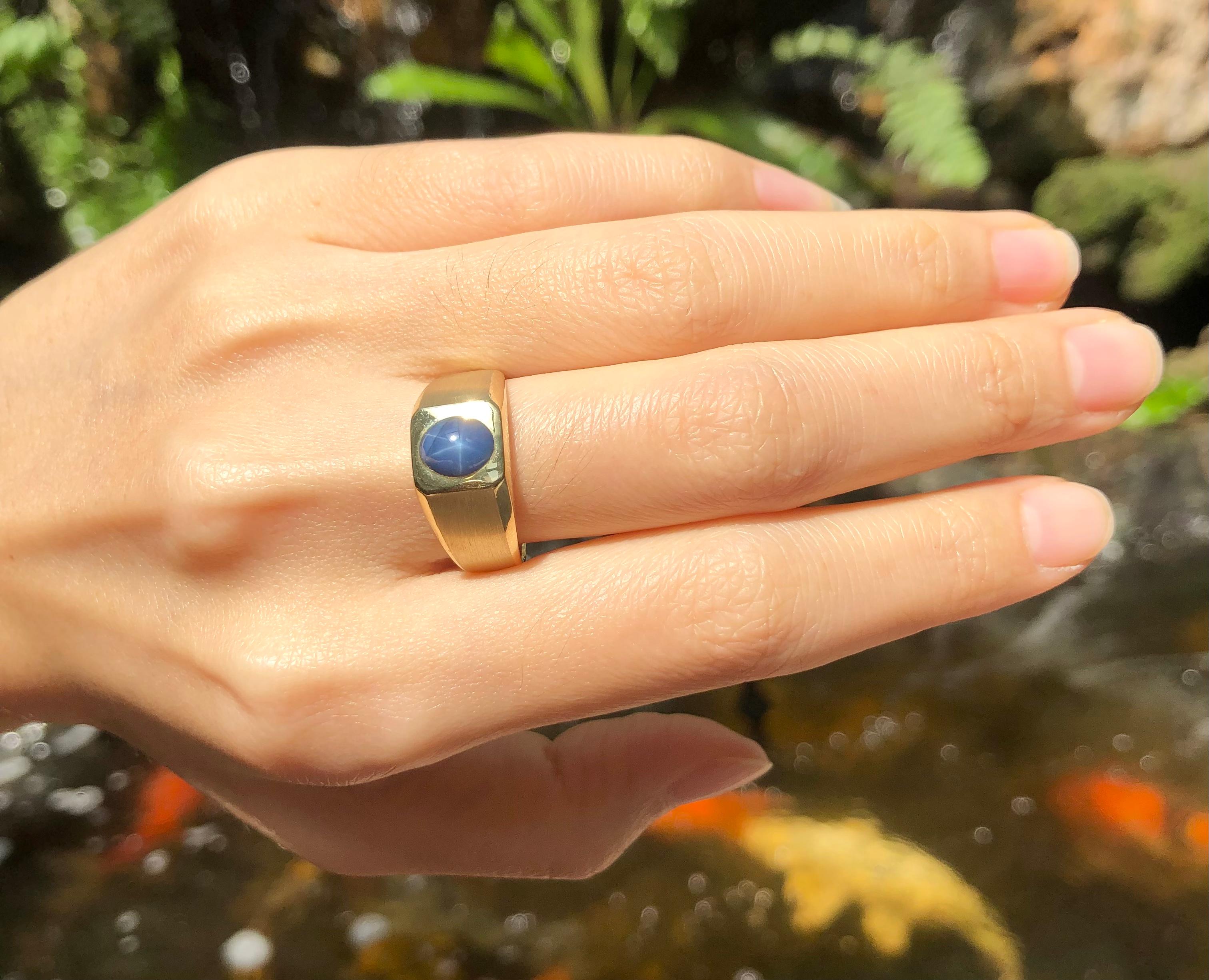 Contemporary Blue Star Sapphire Ring Set in 18 Karat Gold Settings For Sale