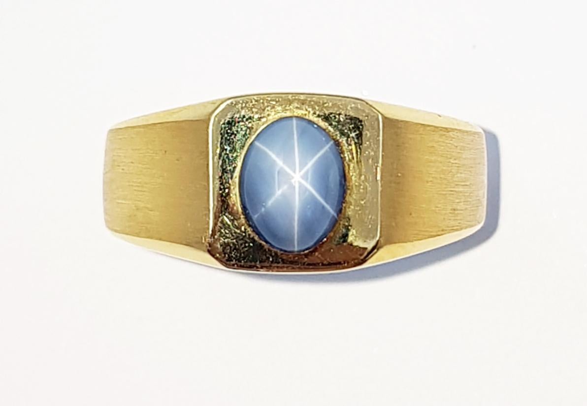 Blue Star Sapphire Ring Set in 18 Karat Gold Settings In New Condition For Sale In Bangkok, TH