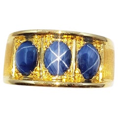 Bague en saphir bleu étoilé sertie dans des montures en or 18 carats