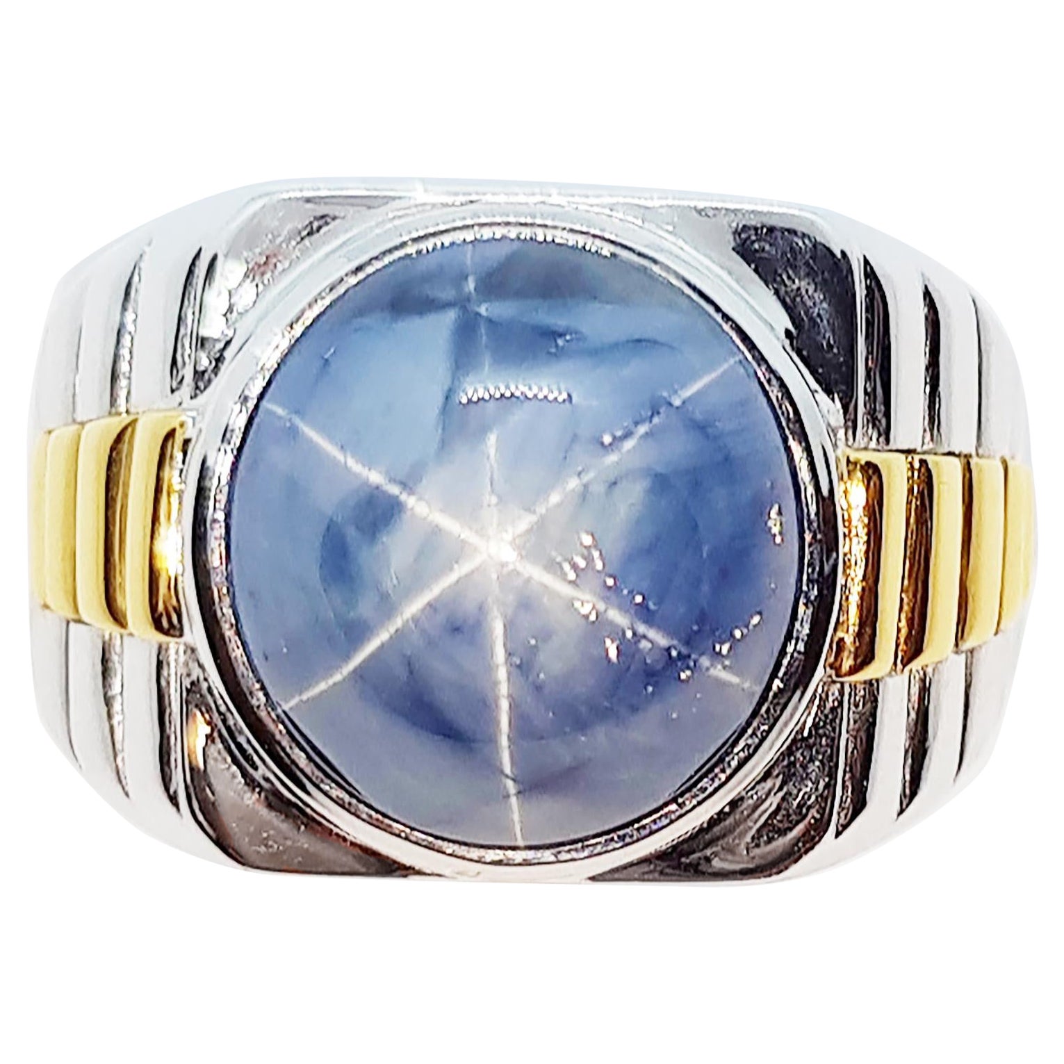 Anello con zaffiri blu incastonati in oro bianco 18 carati