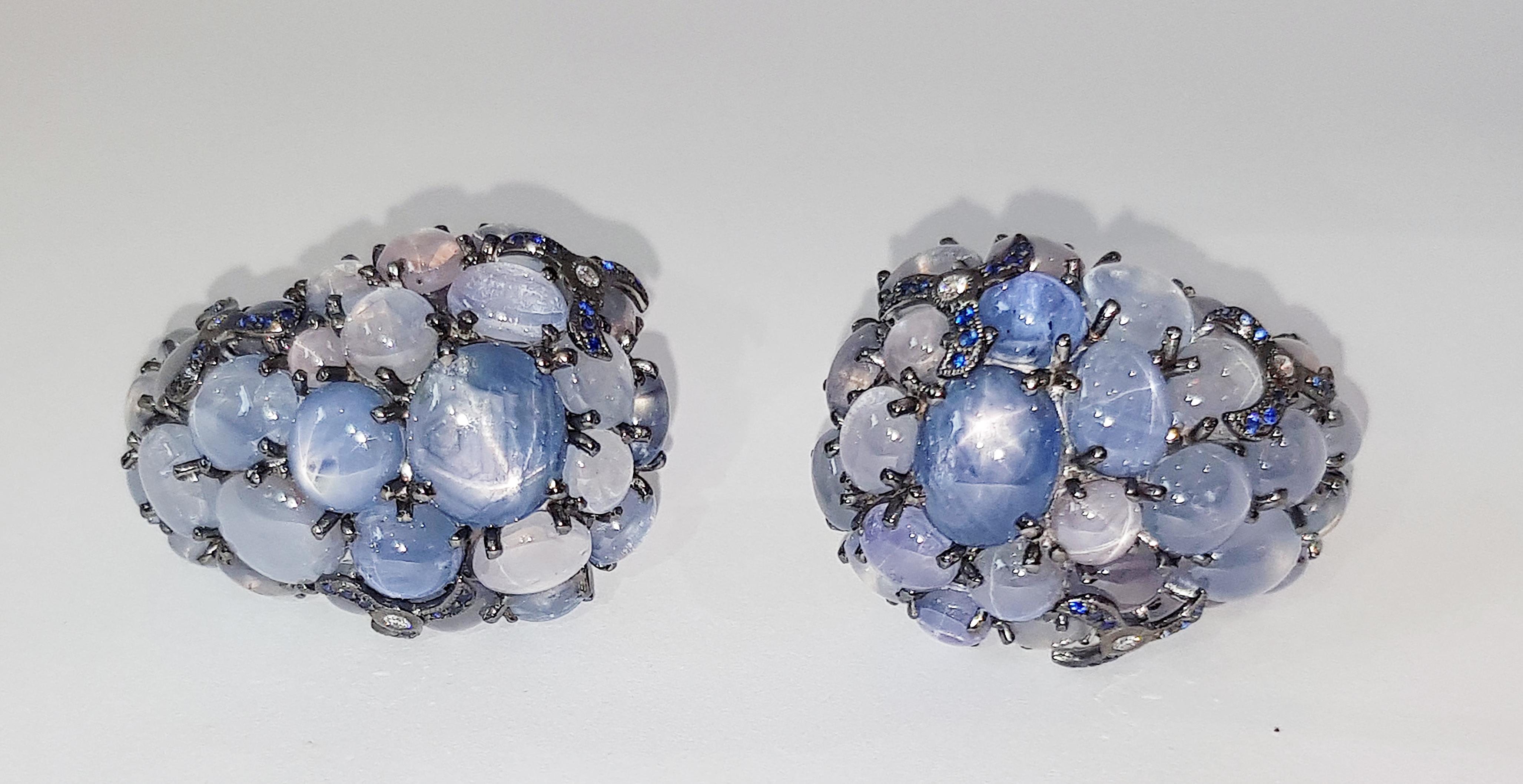 Blauer Sternsaphir 82,66 Karat mit blauem Saphir 0,34 Karat und Diamant 0,12 Karat Ohrringe in 18 Karat Weißgoldfassung

Breite:  2.5 cm 
Länge: 3,2 cm
Gesamtgewicht: 42.8 Gramm

