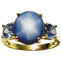 Ring mit blauem Sternsaphir und blauem Saphir in 18 Karat Goldfassungen