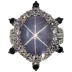 Ring aus 18 Karat Weißgold mit blauem Sternsaphir, Diamant und schwarzem Diamant