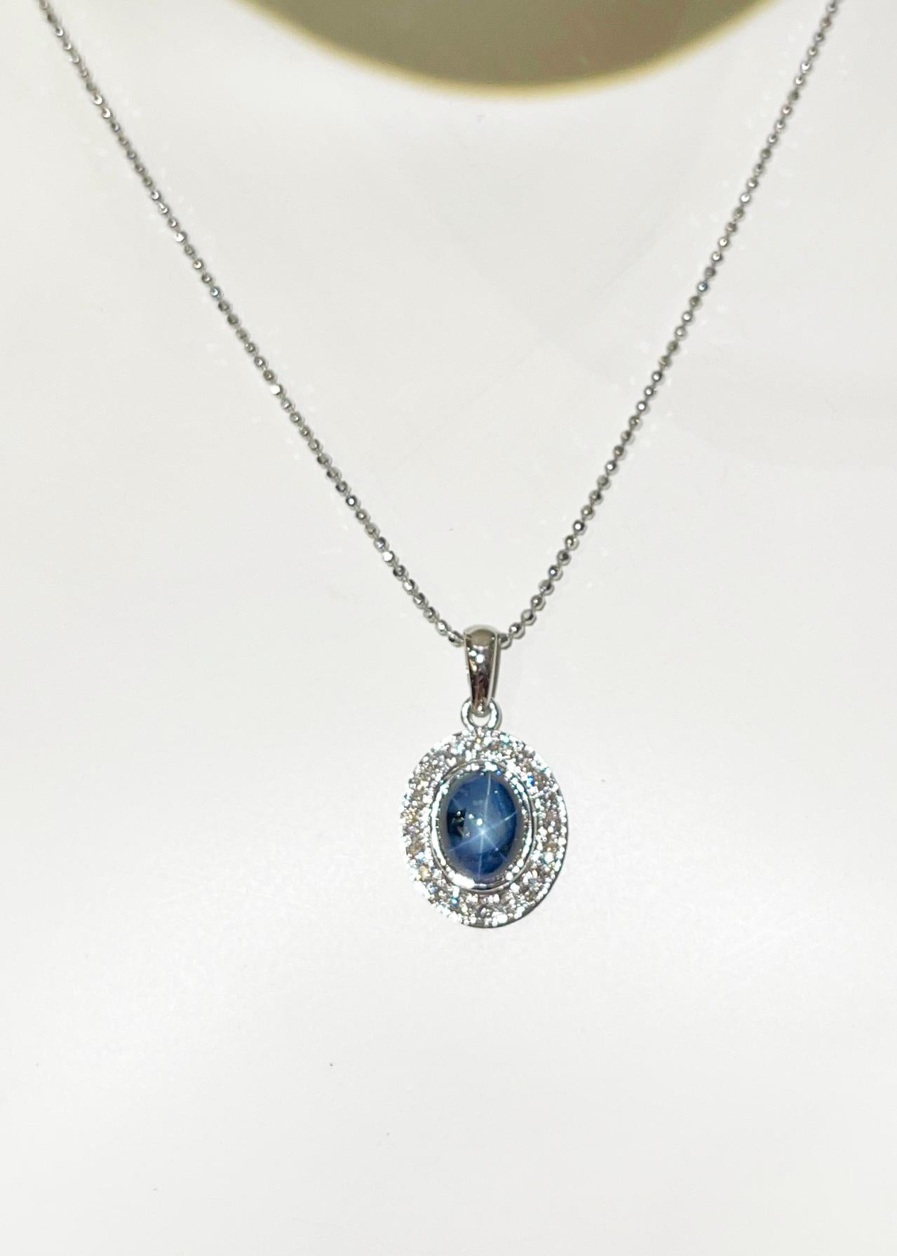 Contemporaneo Ciondolo con zaffiro blu e diamante incastonato in oro bianco 18 carati in vendita