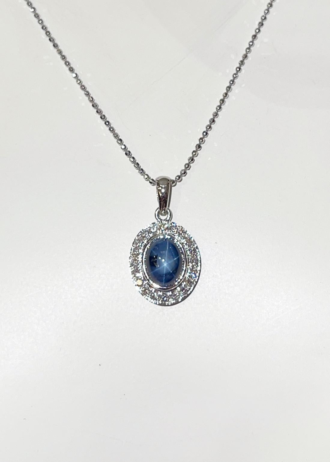 Grezzo Ciondolo con zaffiro blu e diamante incastonato in oro bianco 18 carati in vendita