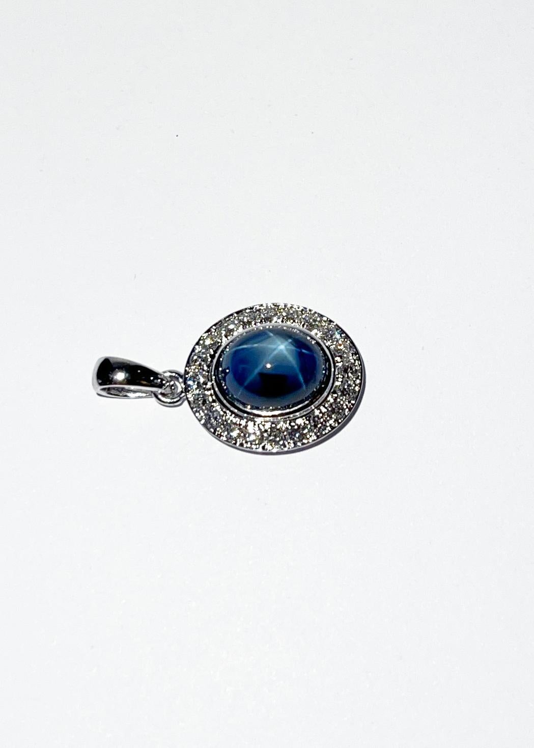 Ciondolo con zaffiro blu e diamante incastonato in oro bianco 18 carati In condizioni Nuovo in vendita a Bangkok, TH