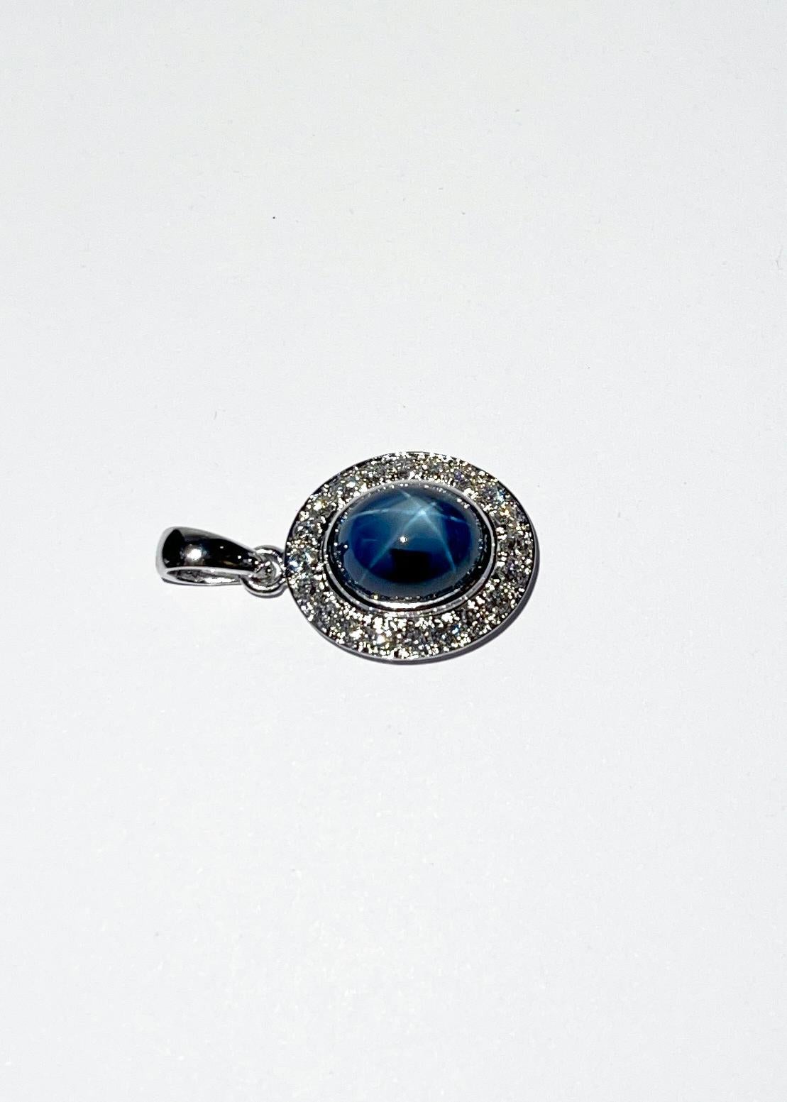 Donna Ciondolo con zaffiro blu e diamante incastonato in oro bianco 18 carati in vendita