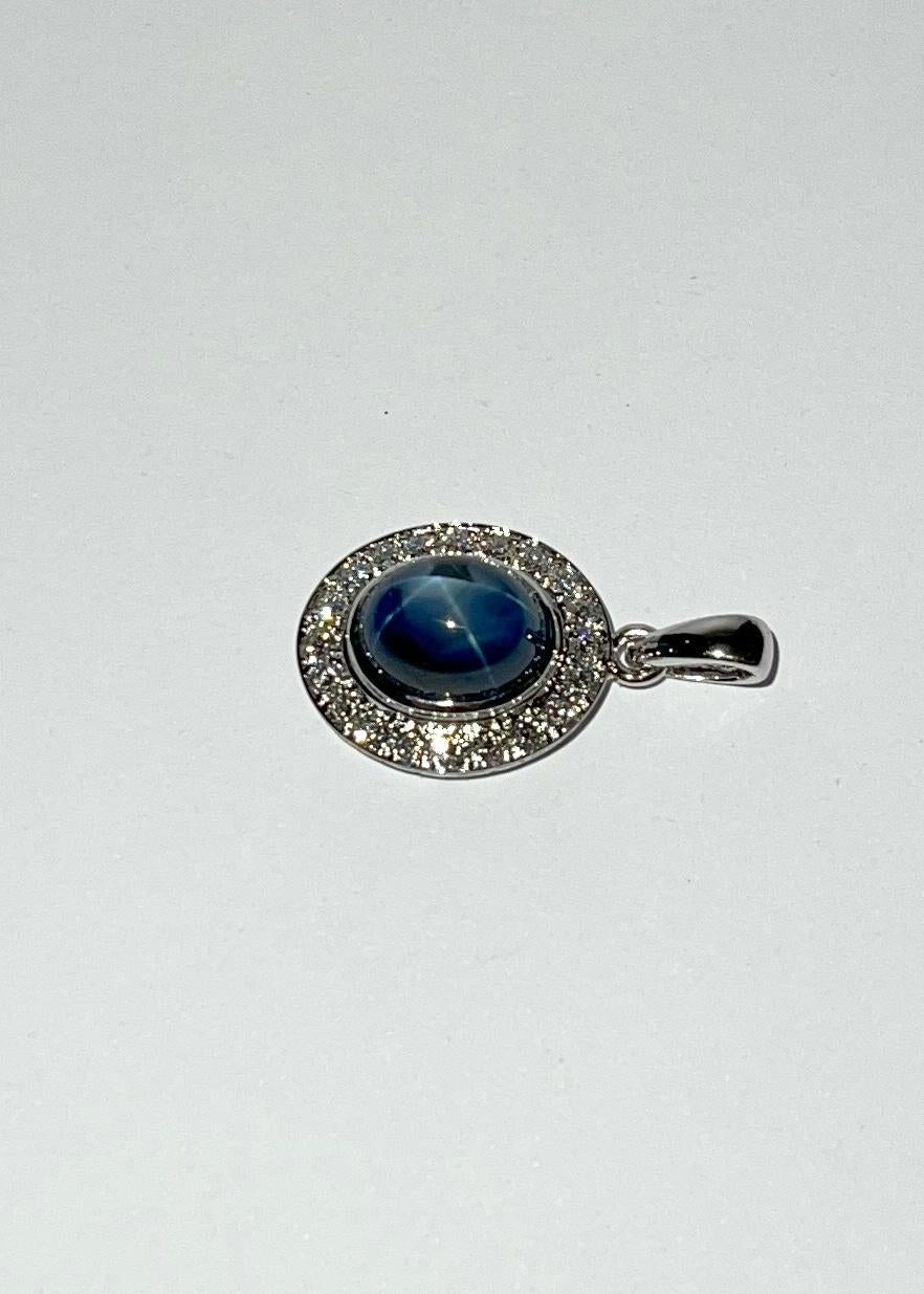 Ciondolo con zaffiro blu e diamante incastonato in oro bianco 18 carati in vendita 2