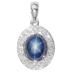 Ciondolo con zaffiro blu e diamante incastonato in oro bianco 18 carati