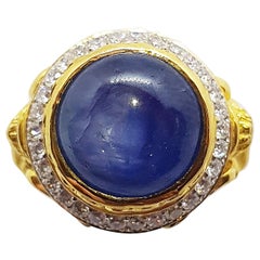 Bague en or 18 carats sertie d'un saphir étoilé bleu et de diamants