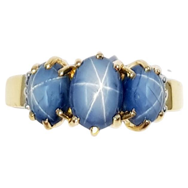 Bague en or 18 carats sertie d'un saphir bleu étoilé et de diamants