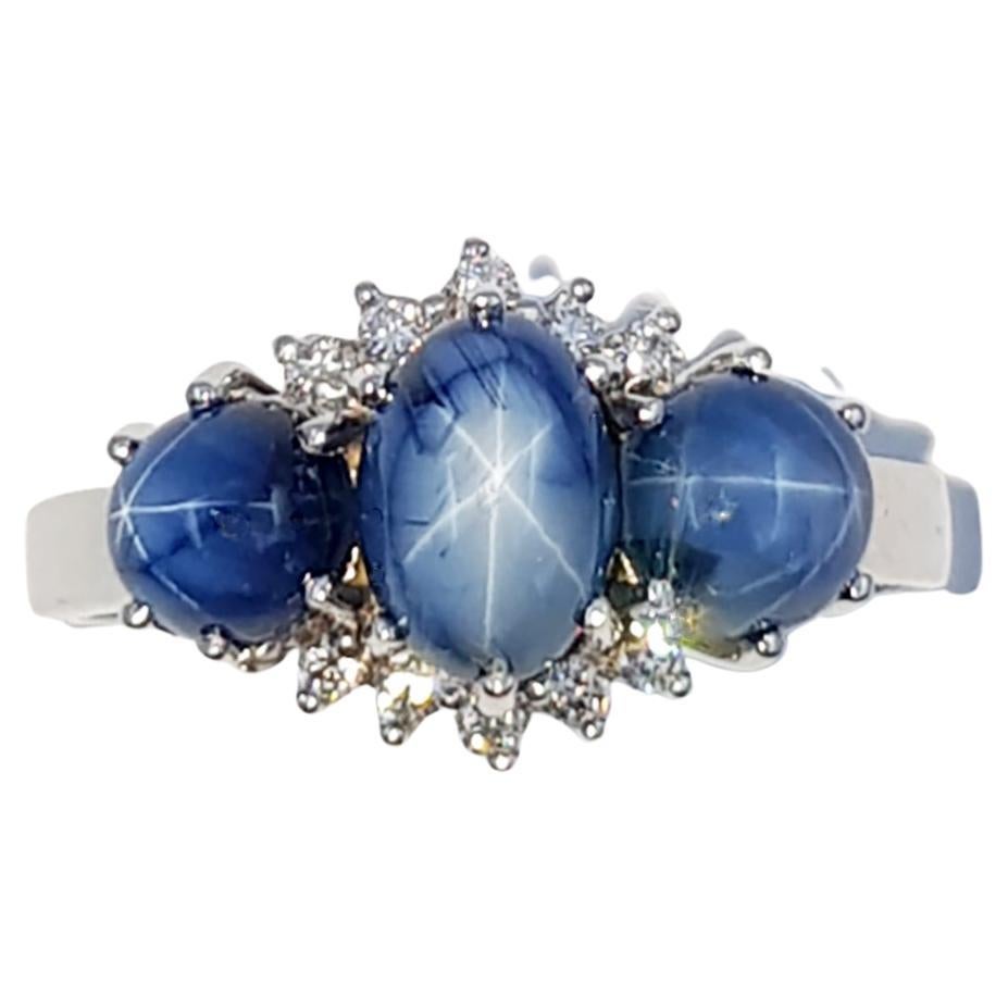 Bague en or blanc 18 carats sertie d'un saphir étoilé bleu et de diamants en vente