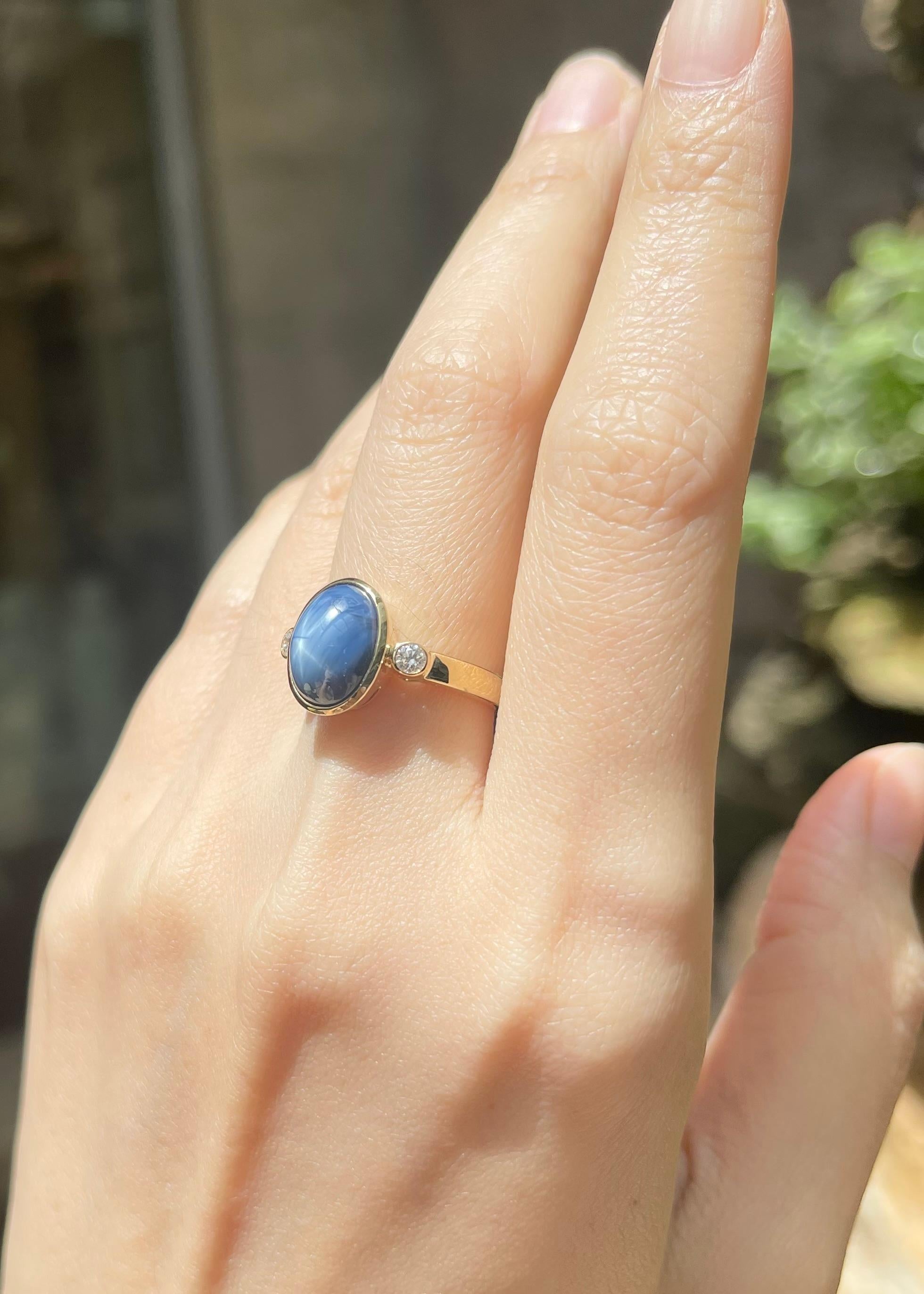 Blauer Sternsaphir mit Diamantring in 18K Goldfassungen gefasst im Zustand „Neu“ im Angebot in Bangkok, TH