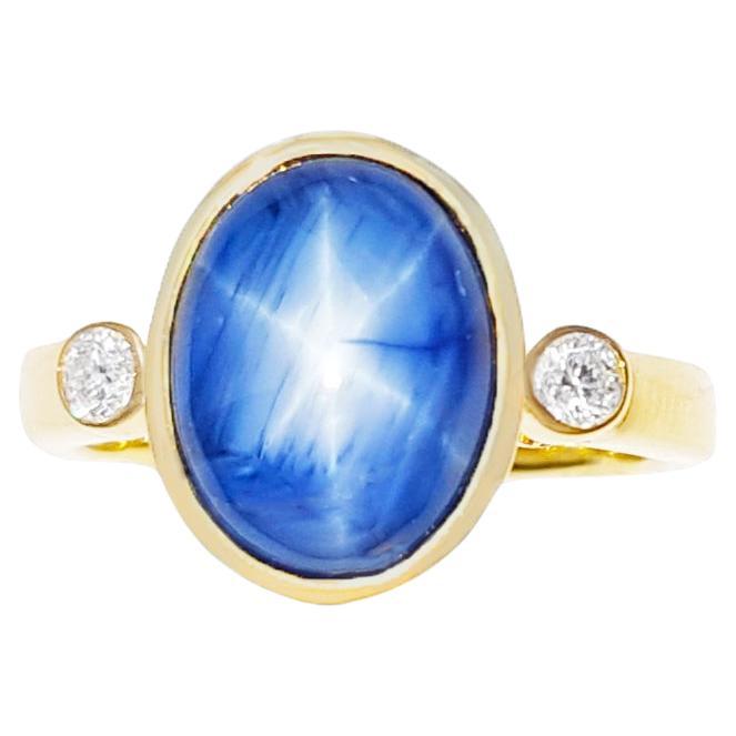 Blauer Sternsaphir mit Diamantring in 18K Goldfassungen gefasst