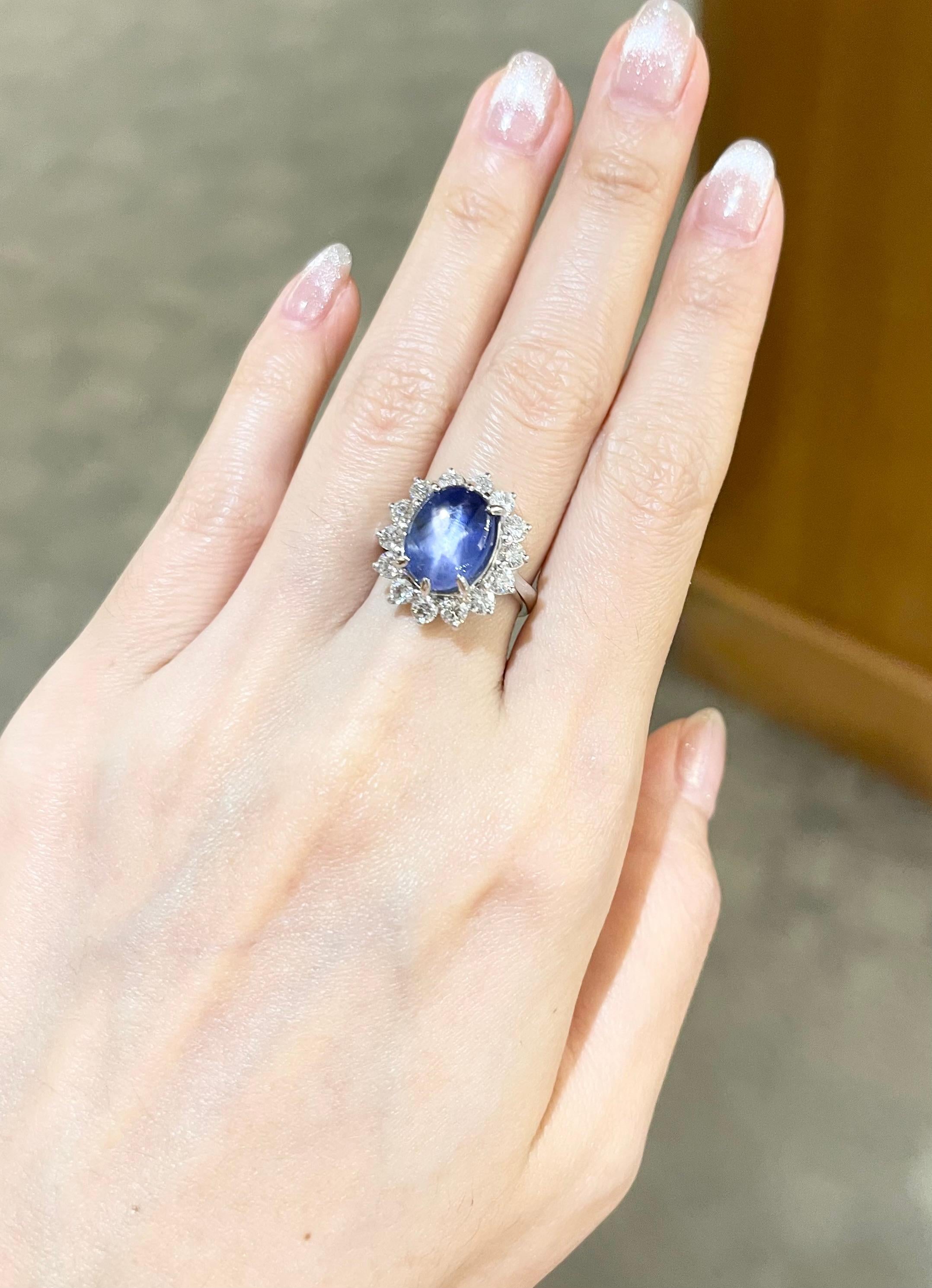 Saphir bleu étoilé 4,63 carats et diamant 1,30 carat Bague en or blanc 18 carats

Largeur :  1,7 cm 
Longueur : 2.0 cm
Taille de l'anneau : 51
Poids total : 9,12 grammes


