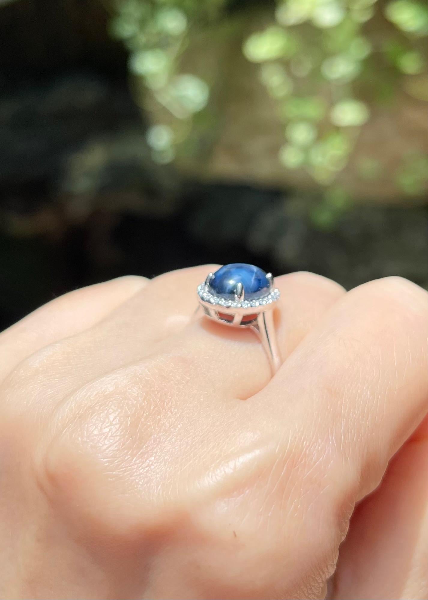 Blue Star Sapphire with Diamond Ring set in 18K White Gold Settings In New Condition For Sale In Bangkok, TH