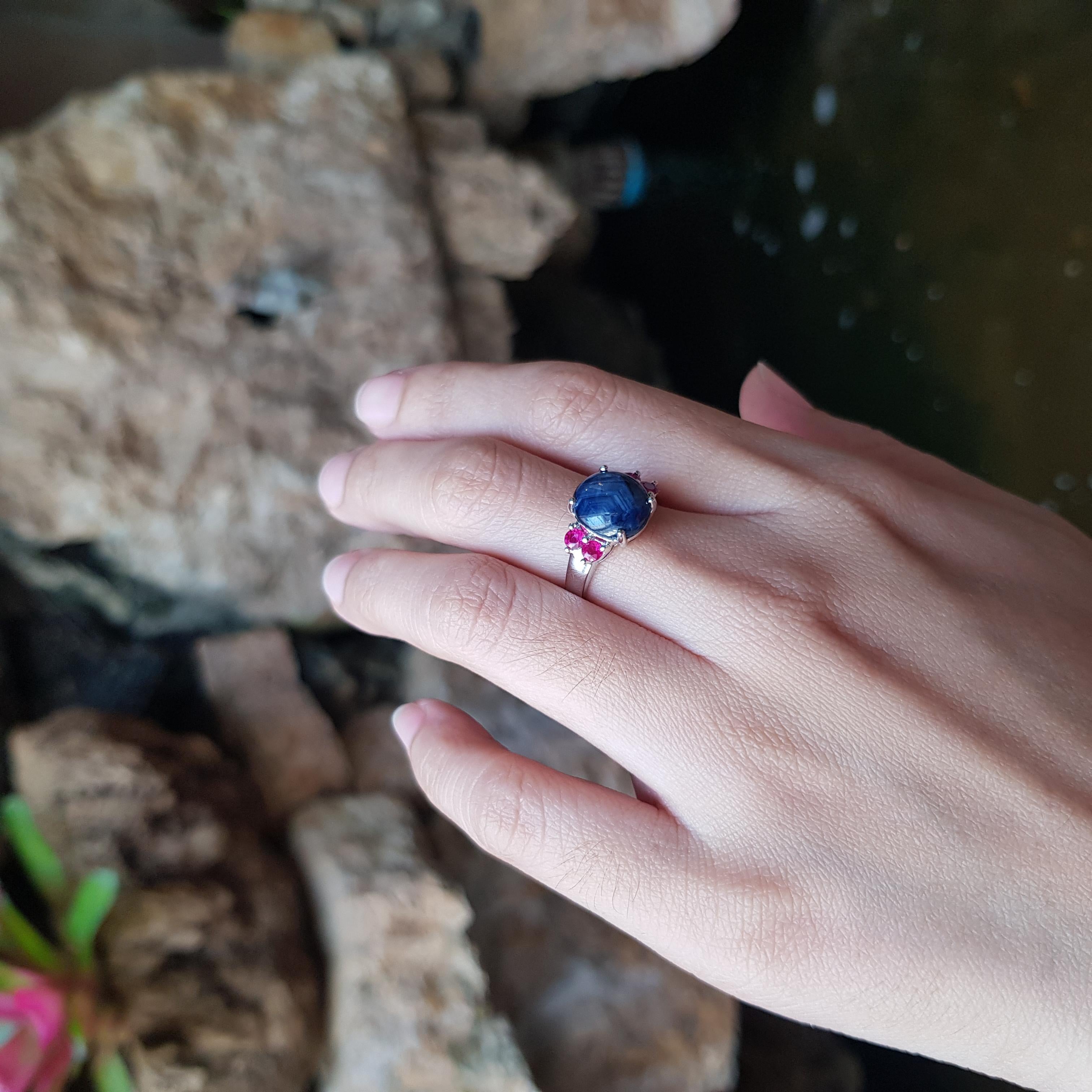 Anillo de Zafiro Estrella Azul con Rubí engastado en Oro Blanco de 18K Contemporáneo en venta