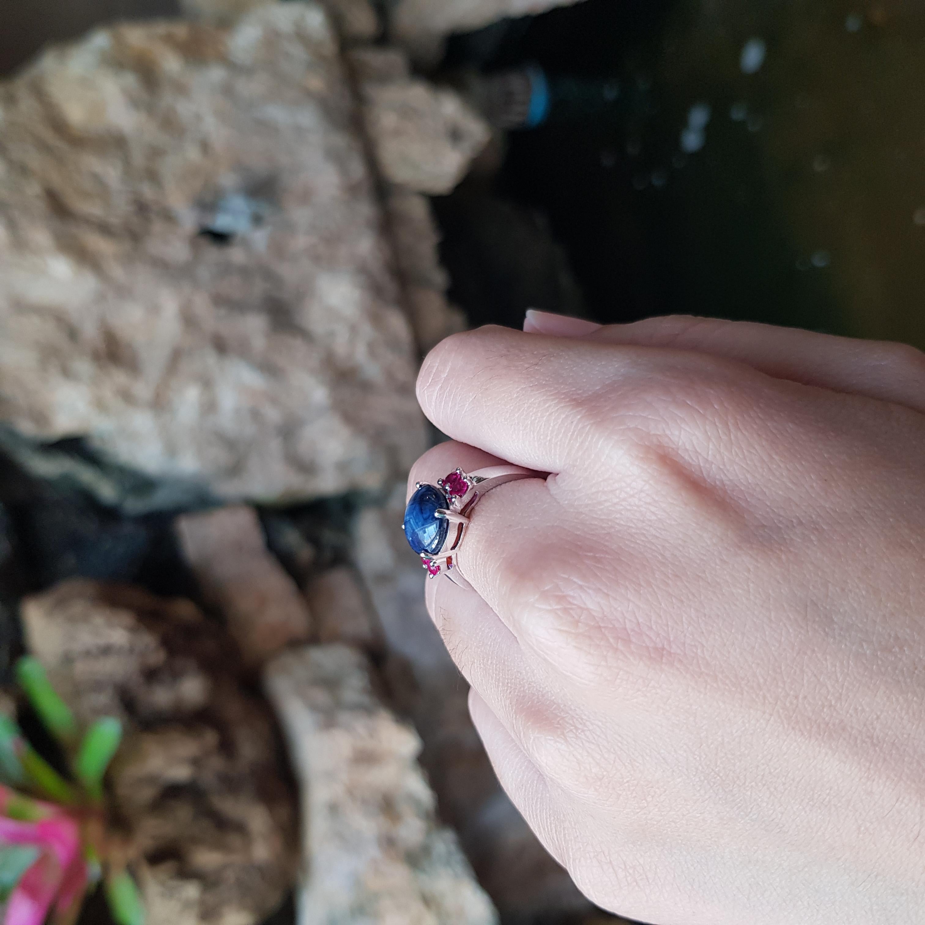 Anillo de Zafiro Estrella Azul con Rubí engastado en Oro Blanco de 18K Sin cortar en venta