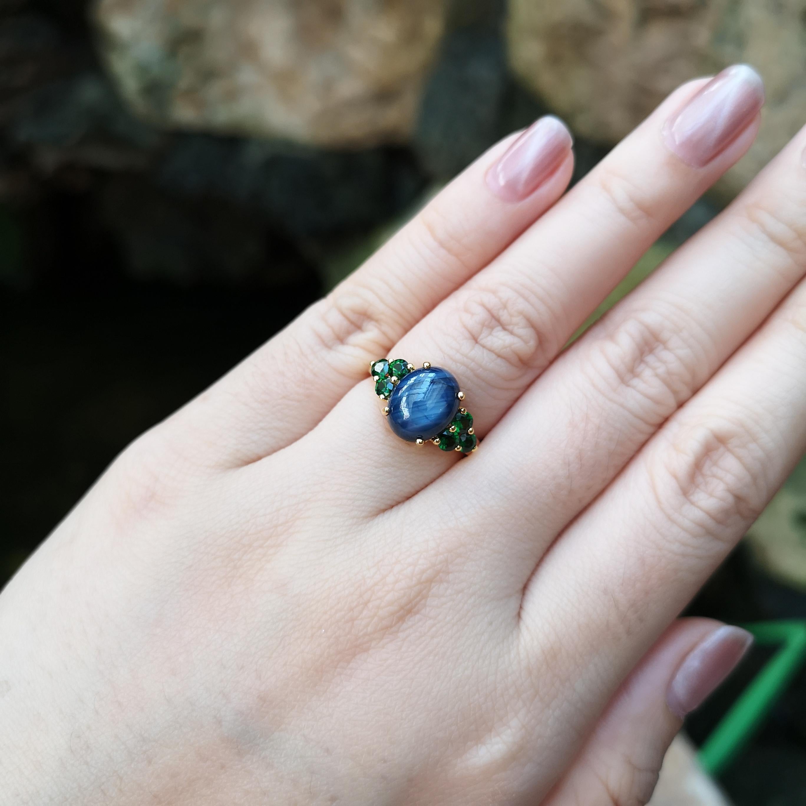 Contemporary Blue Star Sapphire with Tsavorite Ring set in 18K Gold Settings For Sale