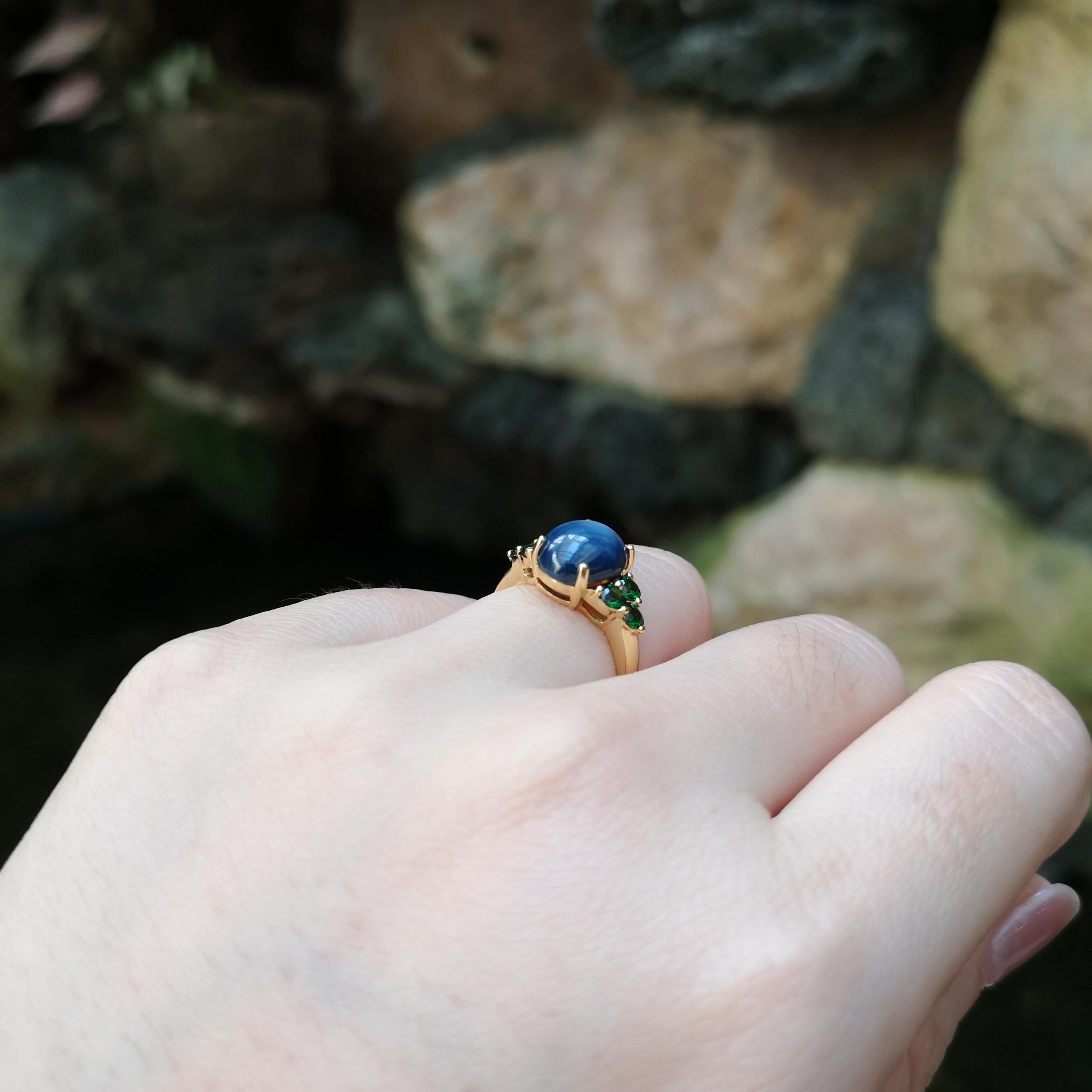Blue Star Sapphire with Tsavorite Ring set in 18K Gold Settings In New Condition For Sale In Bangkok, TH