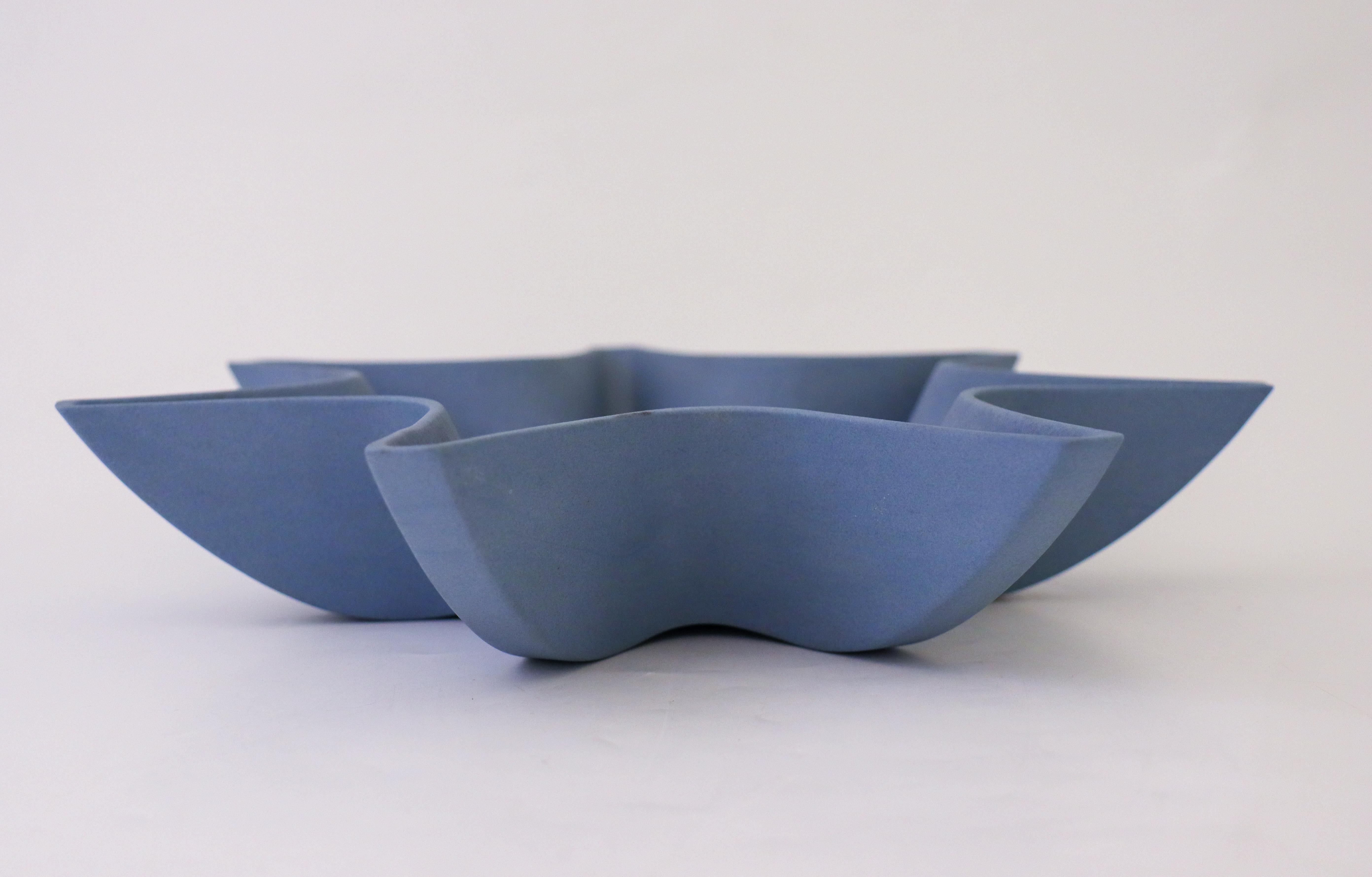 A star shaped blue bowl designed by Pia Rönndahl at Rörstrand in the 1996. The bowl is 29 cm (11.6