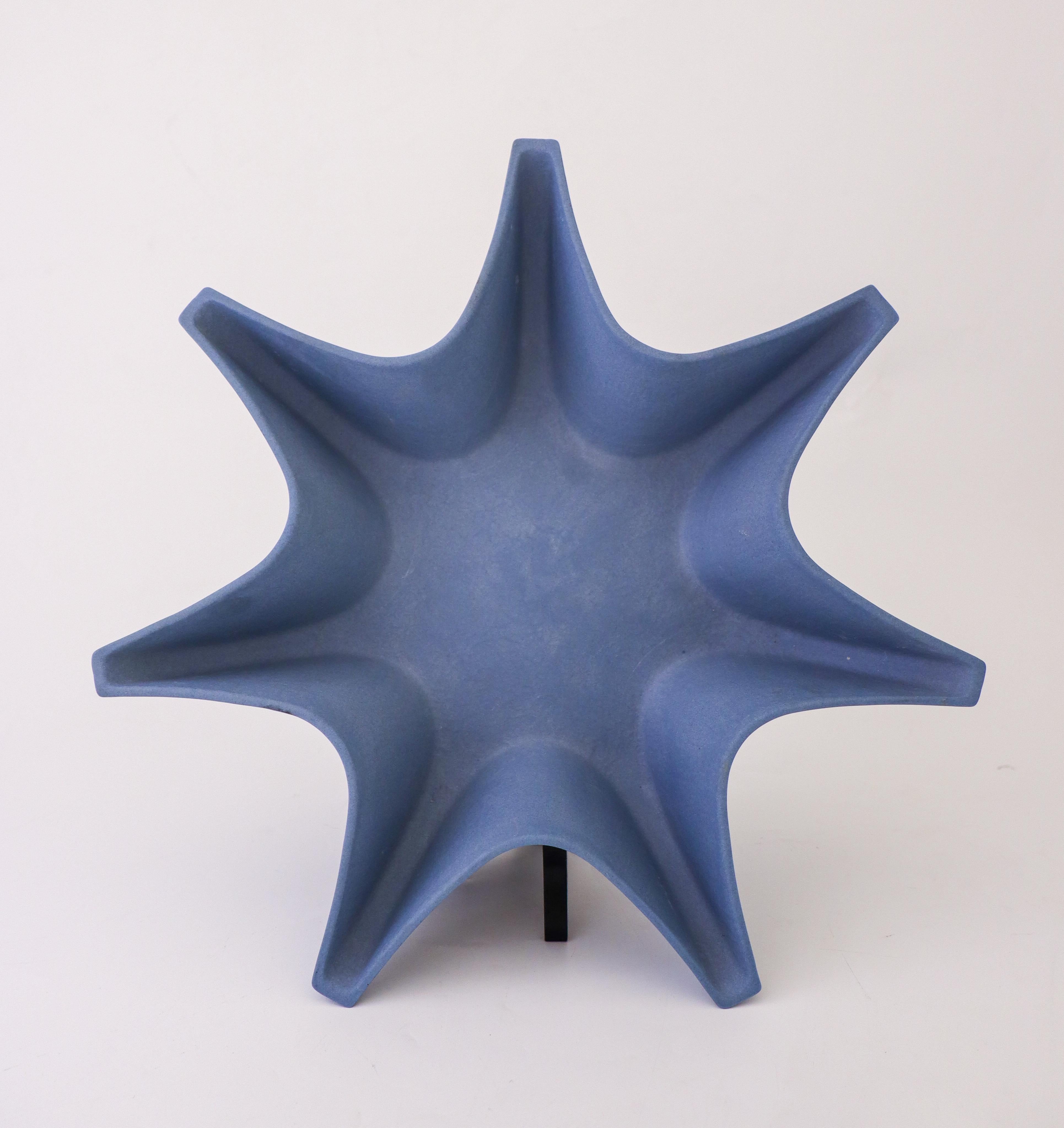 Late 20th Century Blue Star-shaped Bowl - Pia Rönndahl Rörstrand 1996- Scandinavian Modern For Sale