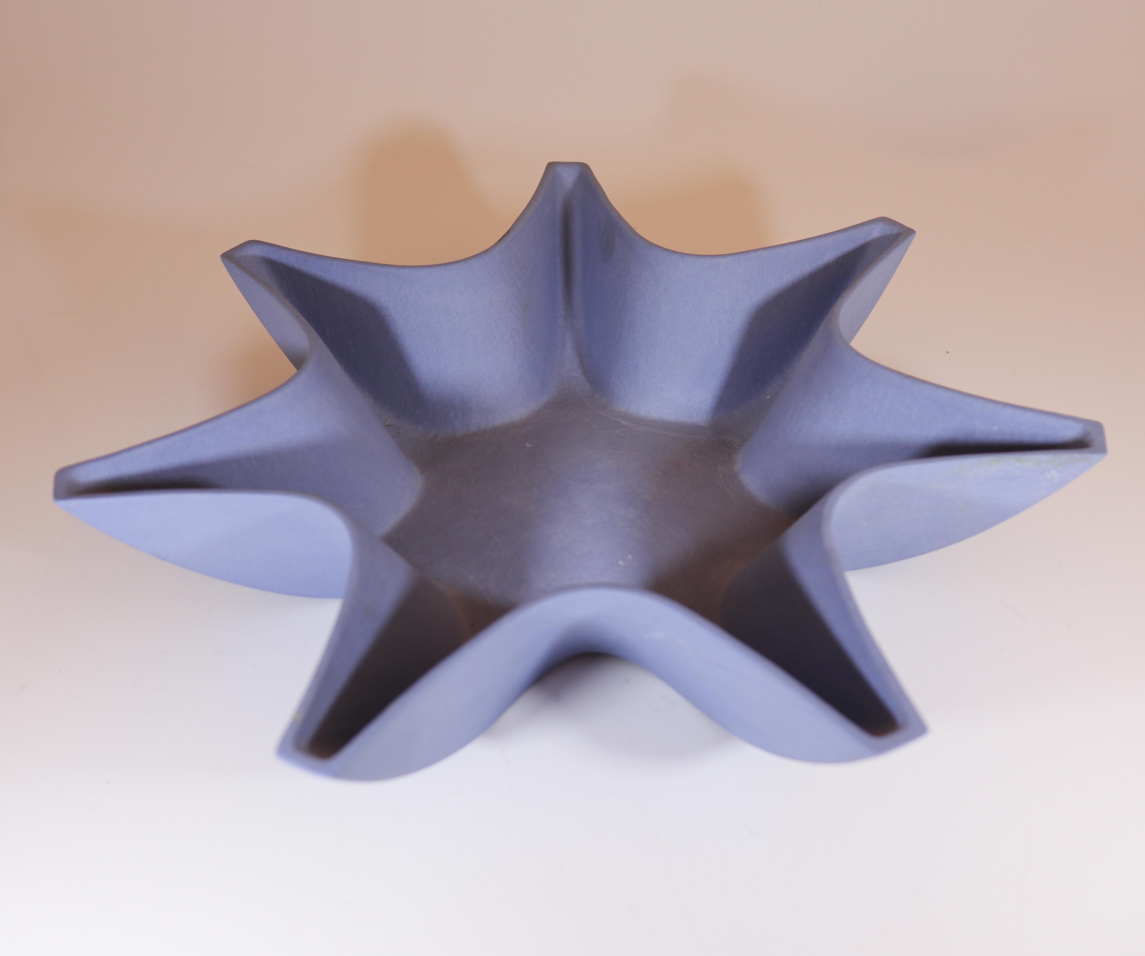 Schale in Form eines blauen Sterns - Pia Rönndahl Rörstrand 1996 - Skandinavische Modernität (Keramik) im Angebot