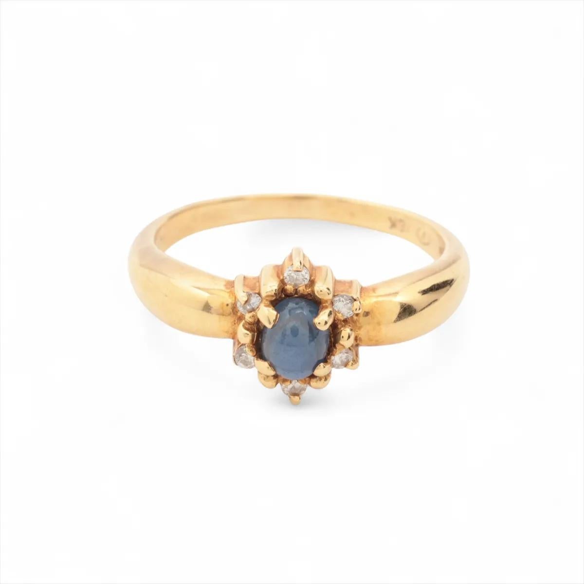 Questo anello con pietra e diamante in oro è un'accattivante espressione di eleganza e maestria. Realizzato in oro lucido, l'anello presenta al centro una gemma dai colori vivaci, splendidamente completata da diamanti scintillanti che ne accentuano