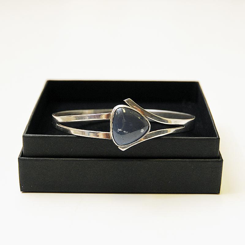 Moderno Bracciale vintage in argento con pietre blu di Victor Jansson, Svezia 1966 in vendita