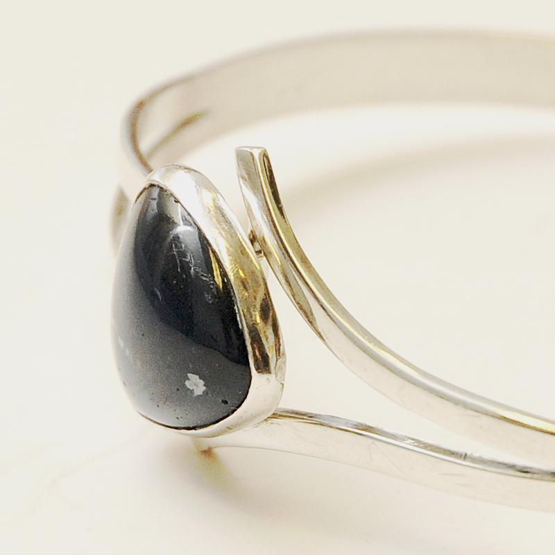 Beautiful blue Bergslagen stone silver bracelet by Victor Jansson for Lindesberg, Sweden 1966. The stone has a triangle shape and traces of white stone within it. Clasp inside to open and close. Marked inside with initials VJ and Q9.
Vintage