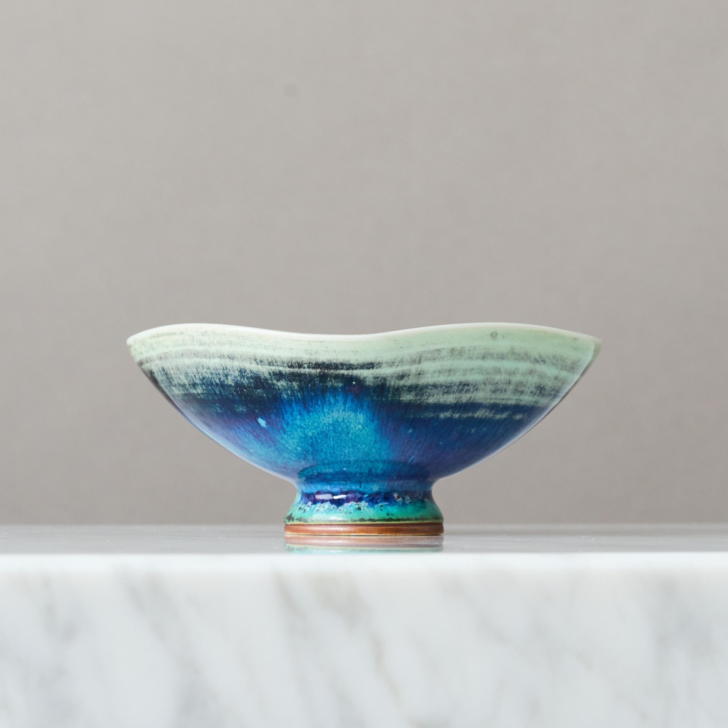 Smaltato Ciotola in gres blu di Berndt Friberg per Gustavsberg Studio, Svezia, anni '60 in vendita
