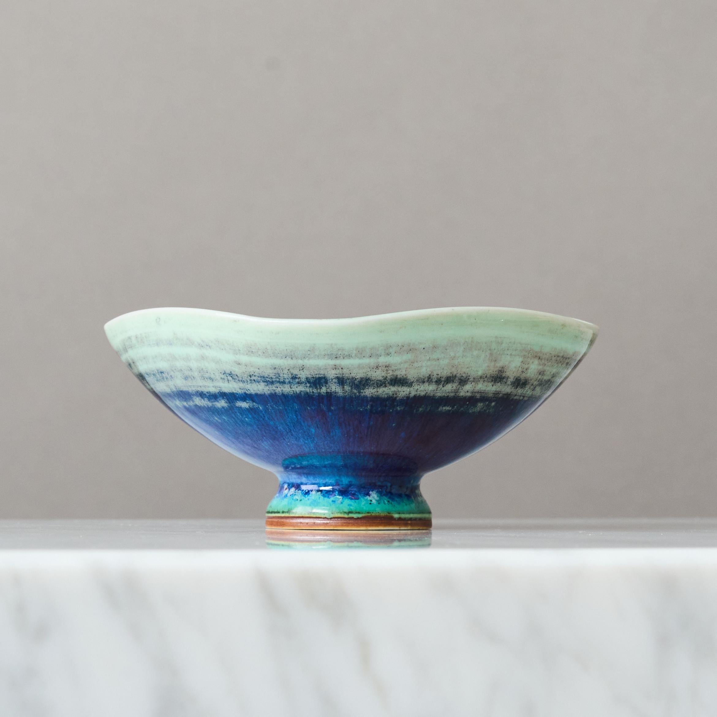 Ciotola in gres blu di Berndt Friberg per Gustavsberg Studio, Svezia, anni '60 In condizioni buone in vendita a Malmö, SE