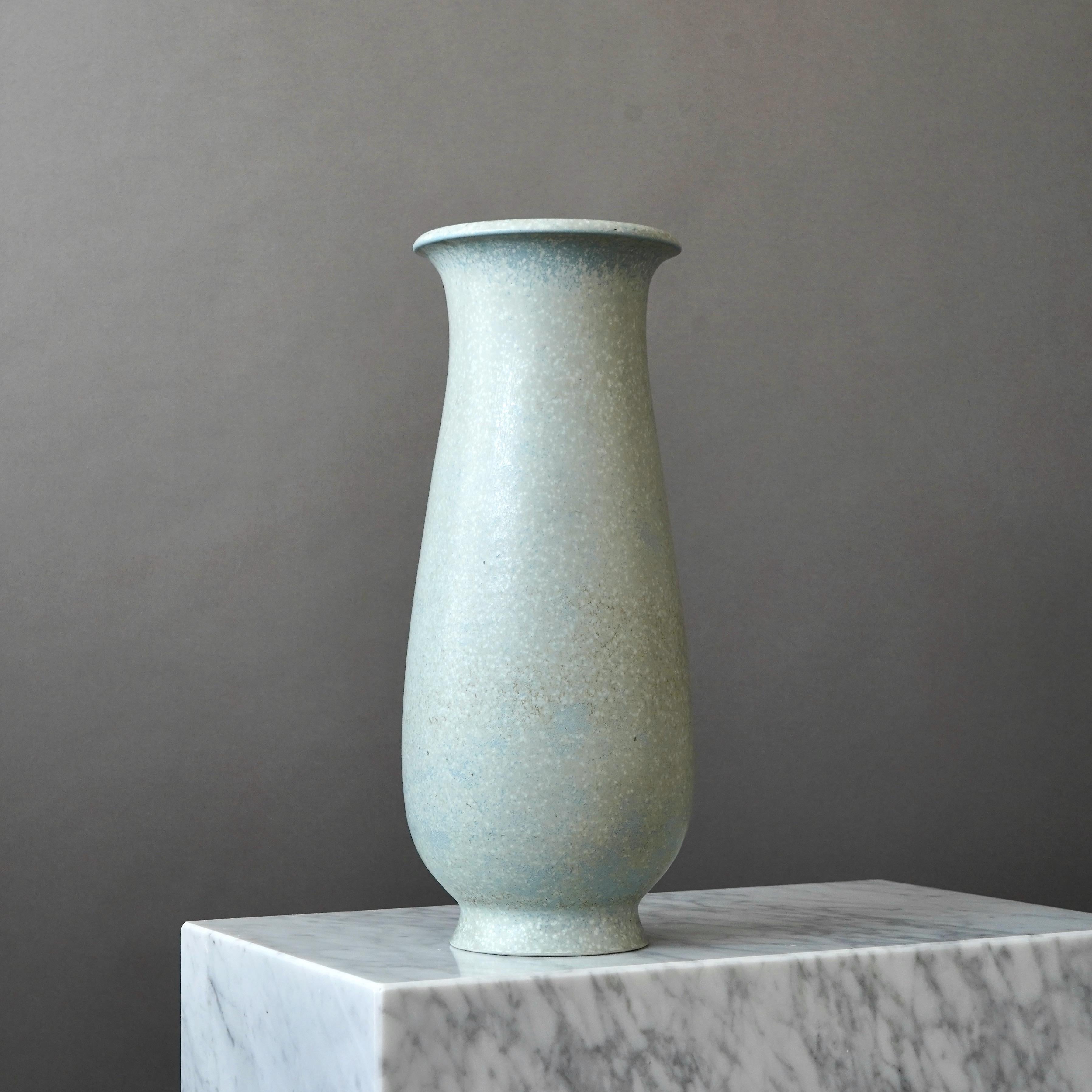 Eine seltene und schöne Vase aus Steingut mit erstaunlicher blauer Glasur.
Entworfen von Gunnar Nylund für Rorstrand, Schweden, 1940er Jahre.

Guter Zustand. Fabrikzweite aufgrund eines Glasurfehlers am Rand, aus der Produktion.
Eingeschnittene