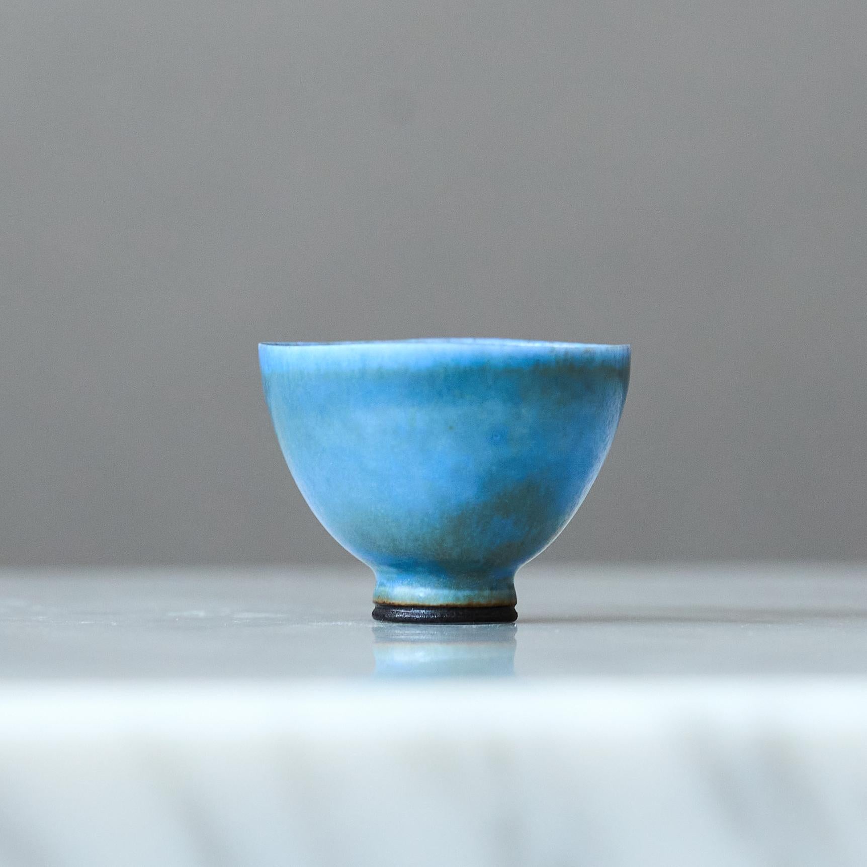 Ceramica Ciotola in miniatura in gres blu di Berndt Friberg. Gustavsberg, Svezia, anni '60 in vendita