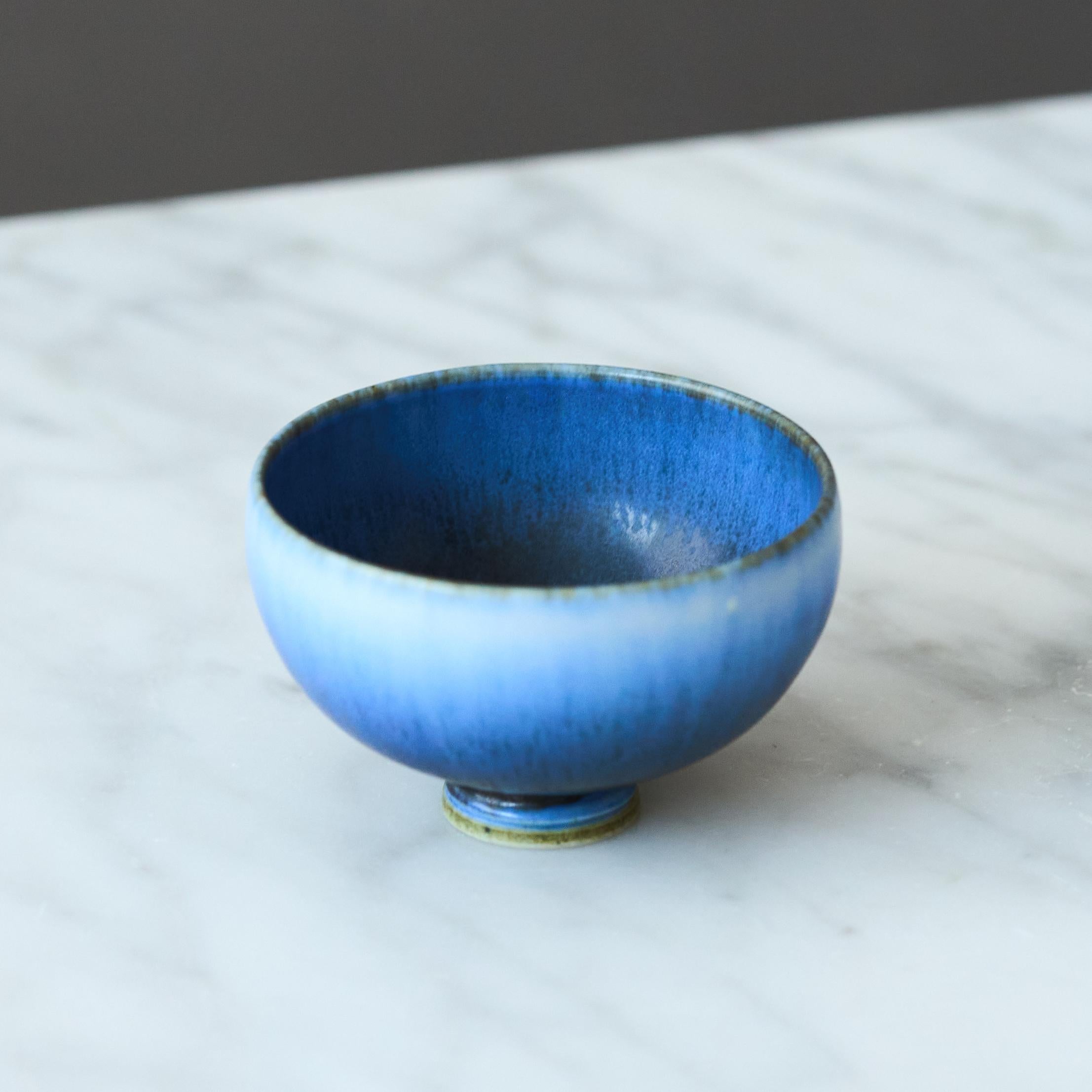 Blue Stoneware Miniature Bowl by Berndt Friberg. Gustavsberg, Sweden, 1966 In Good Condition For Sale In Malmö, SE