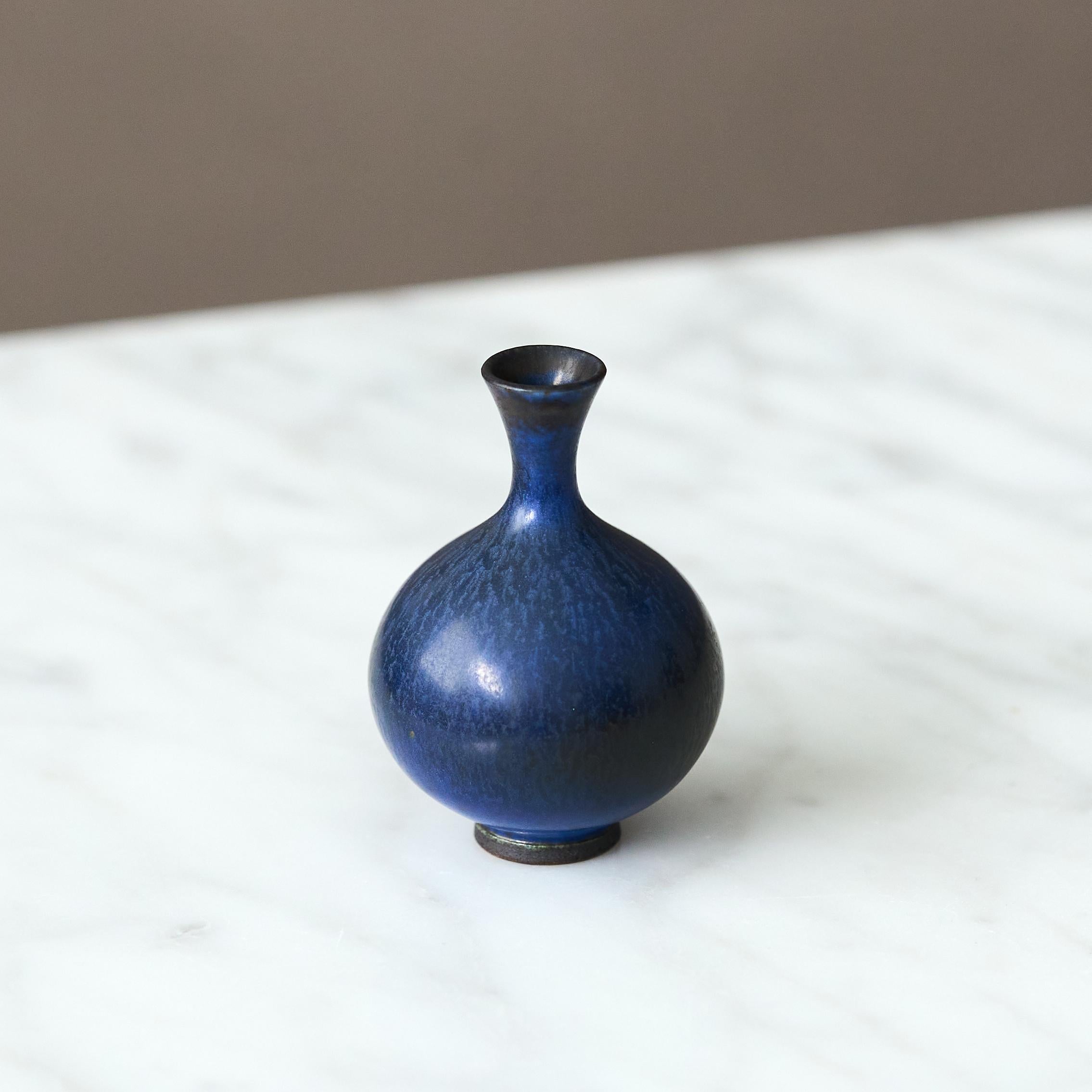 Scandinavo moderno Vaso in miniatura in gres blu di Berndt Friberg. Studio A, Svezia 1957 in vendita