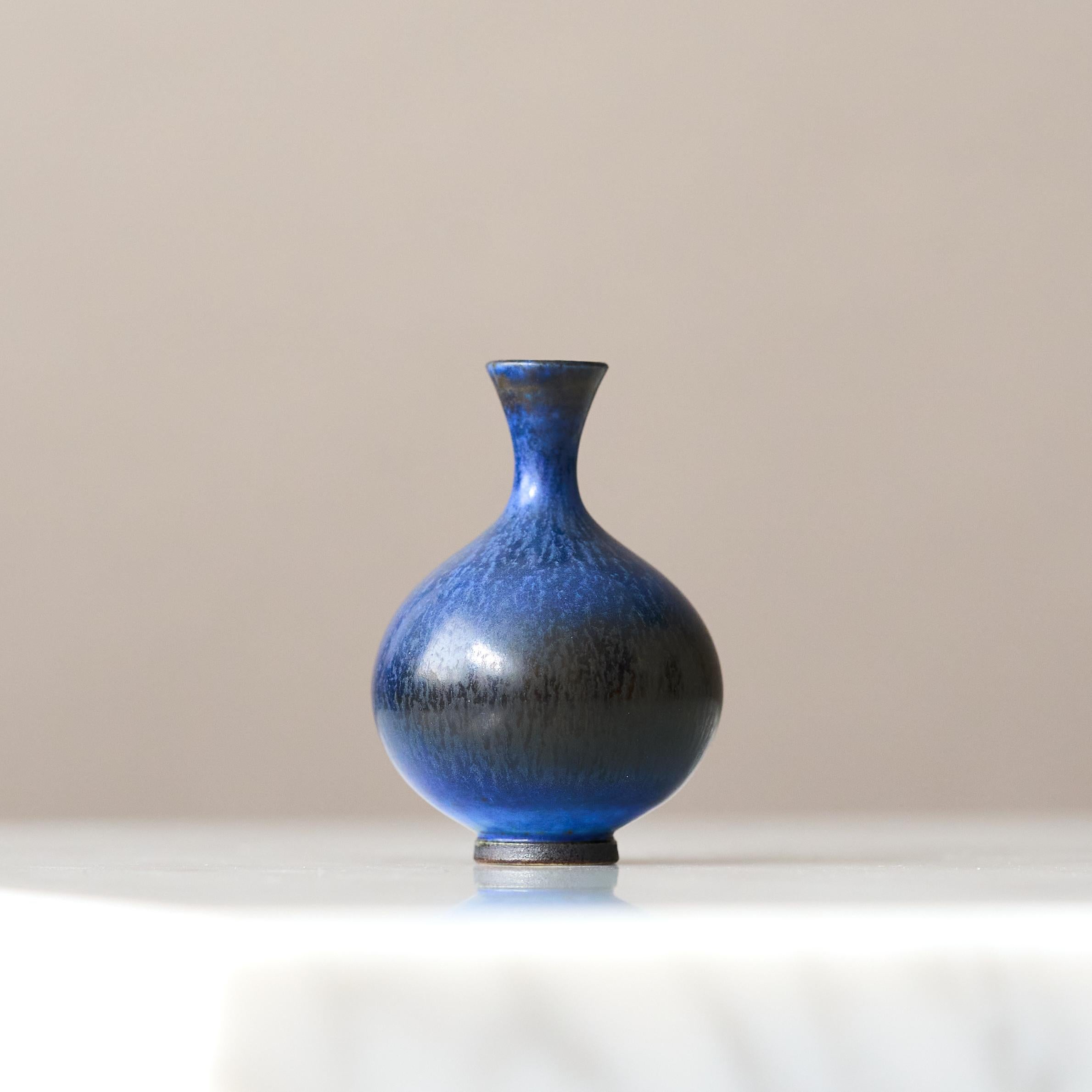 Svedese Vaso in miniatura in gres blu di Berndt Friberg. Studio A, Svezia 1957 in vendita