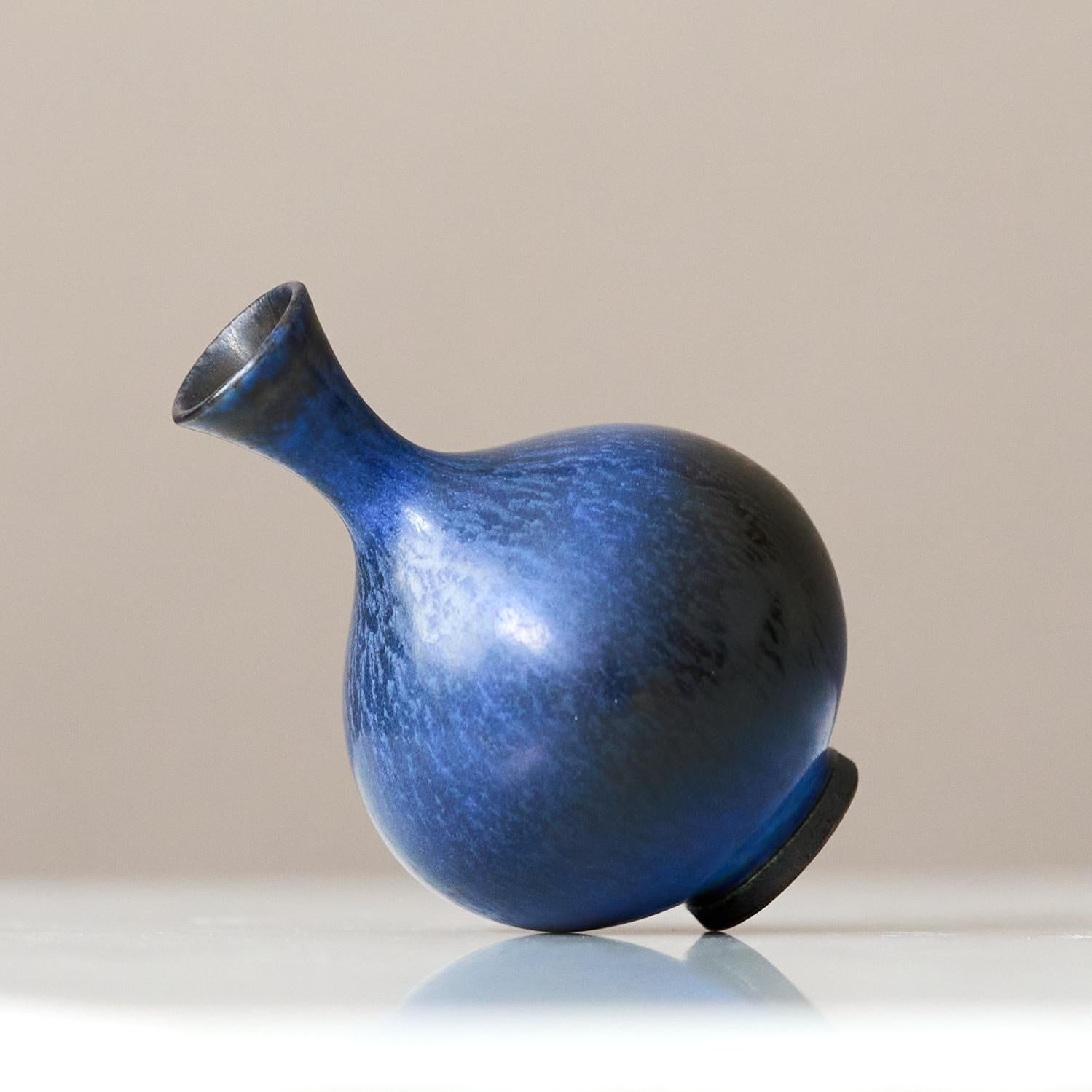 Smaltato Vaso in miniatura in gres blu di Berndt Friberg. Studio A, Svezia 1957 in vendita
