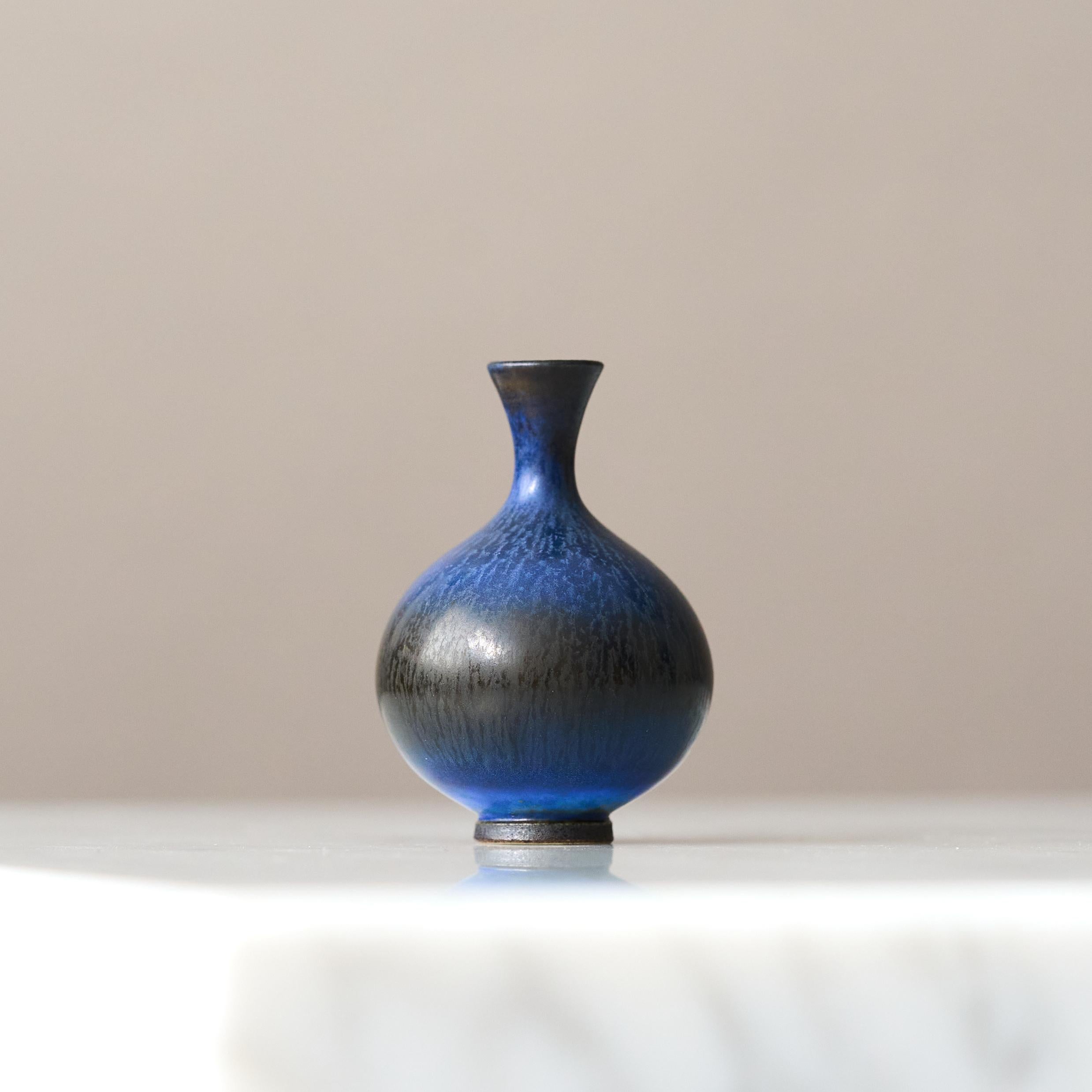 XX secolo Vaso in miniatura in gres blu di Berndt Friberg. Studio A, Svezia 1957 in vendita