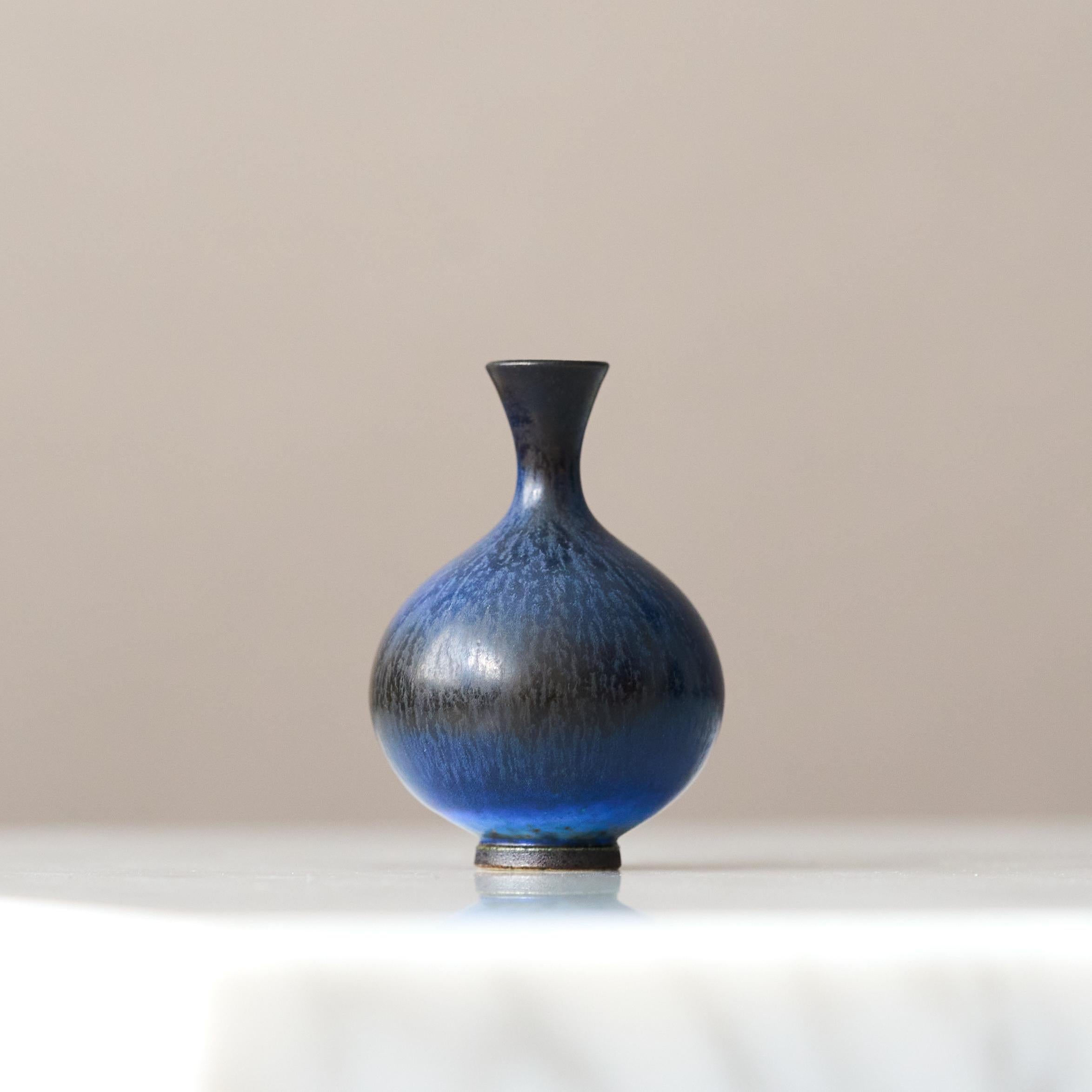 Ceramica Vaso in miniatura in gres blu di Berndt Friberg. Studio A, Svezia 1957 in vendita