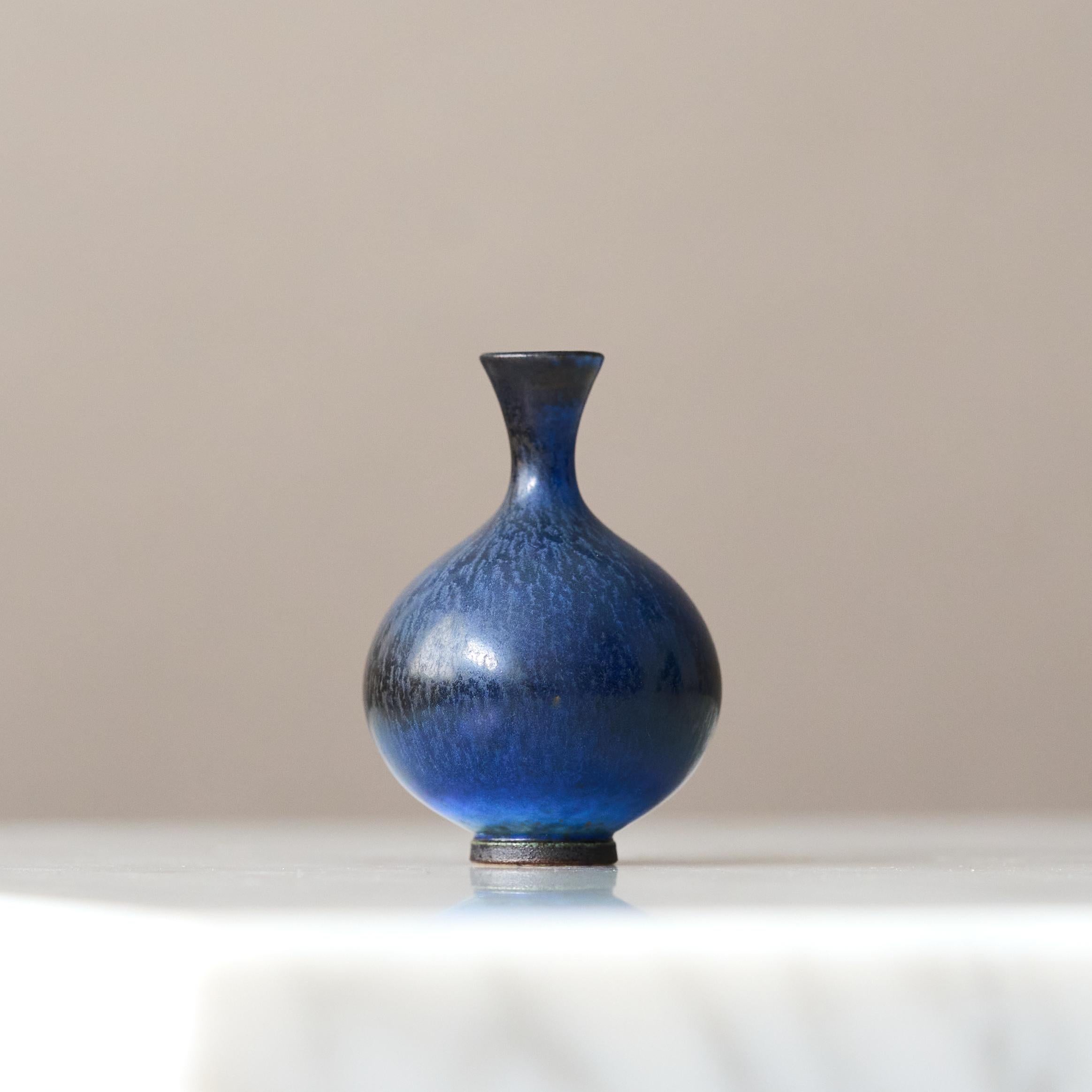 Vaso in miniatura in gres blu di Berndt Friberg. Studio A, Svezia 1957 in vendita 1