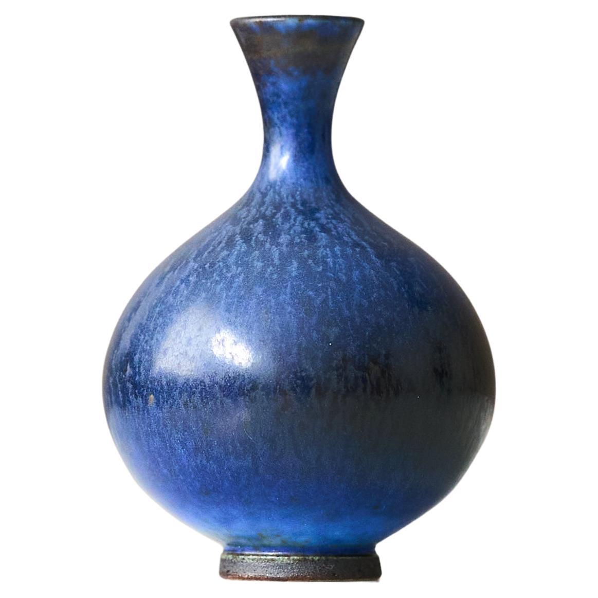 Blaue Miniaturvase aus Steingut von Berndt Friberg. Gustavsberg Studio, Schweden 1957