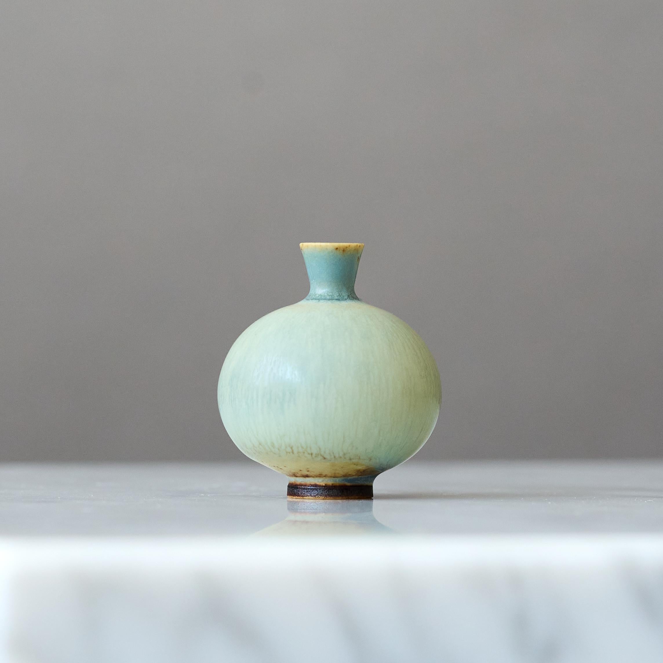Vase miniature en grès bleu de Berndt Friberg. Gustavsberg Studio A Suède 1960s en vente 2