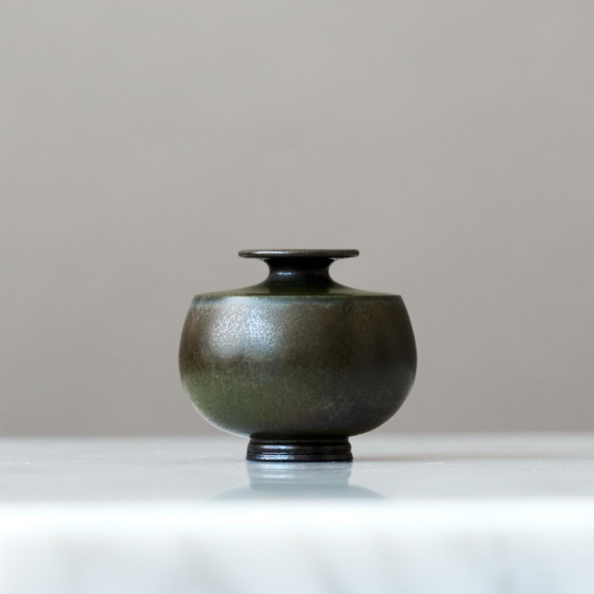 Vaso in miniatura in gres blu di Berndt Friberg. Studio A Gustavsberg Svezia 1960 in vendita 2