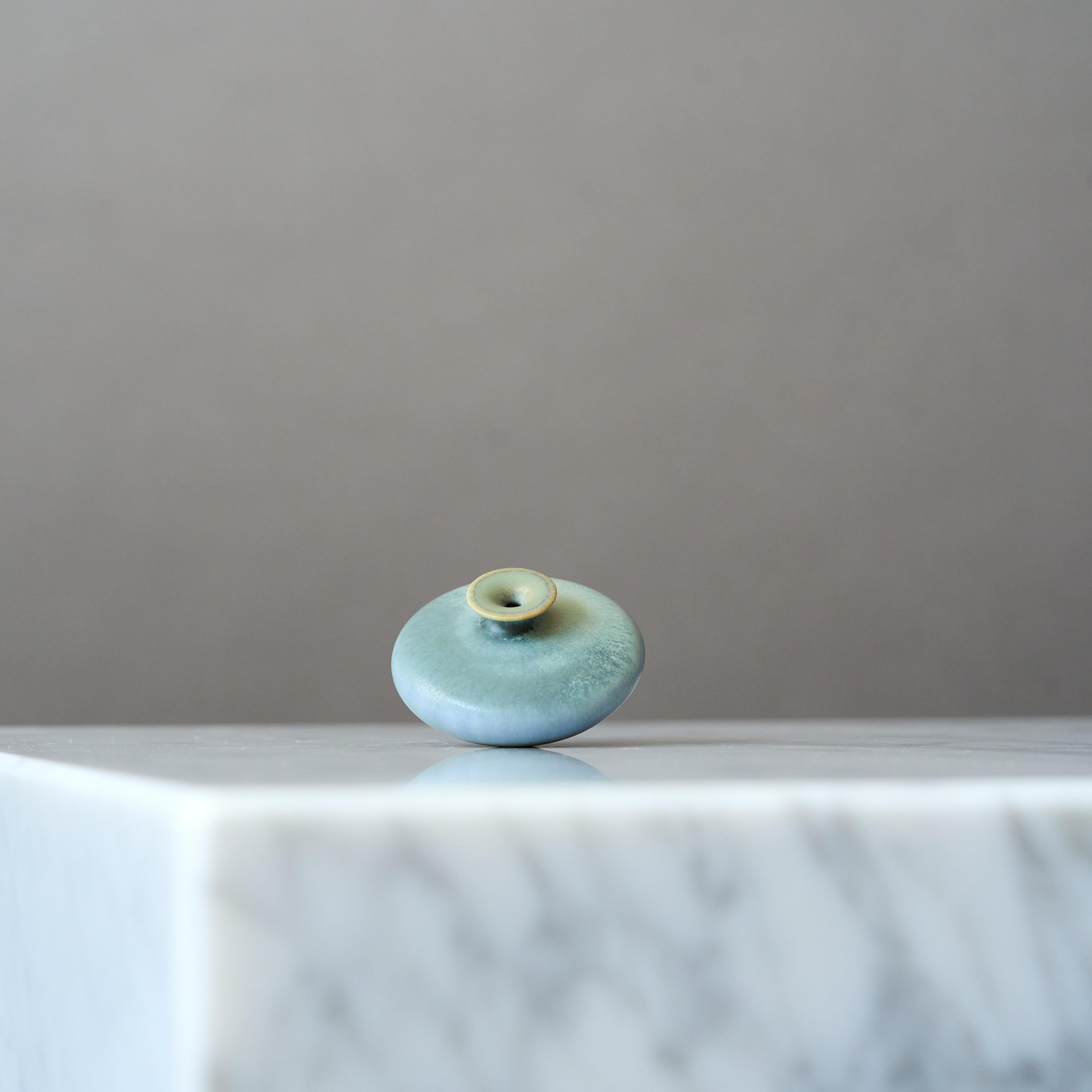 Jarrón en miniatura de gres azul de Berndt Friberg. Estudio Gustavsberg Suecia Años 60 en venta 2